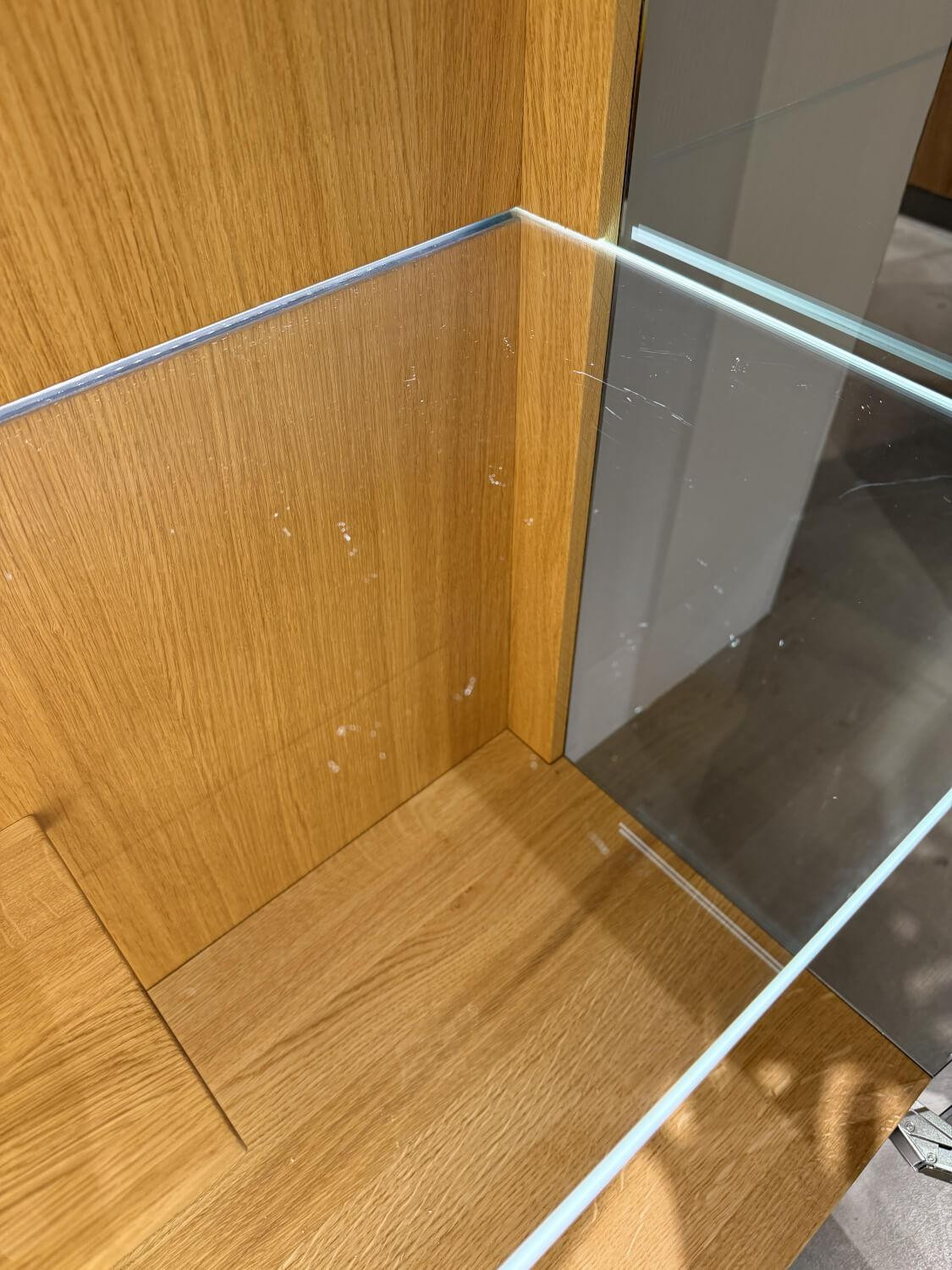 Team 7 - Vitrine Filigno Eiche Wild Naturöl Rauchglas Gestell Kufe Schwarz Matt - 5