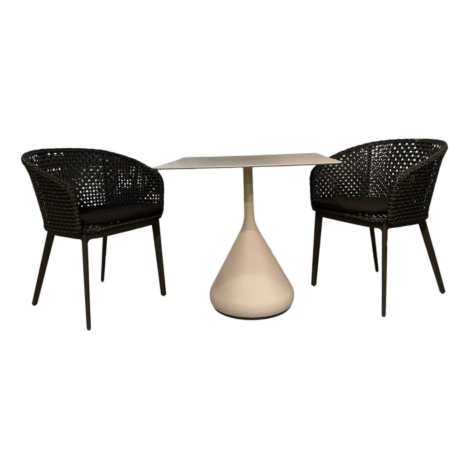 DEDON - Outdoor Tischgruppe Satellite Und Mbrace Platte HPL Gestell Aluminium Lipari Weiß Und Black Pepper Schwarz Mit Sitzkissen - 1