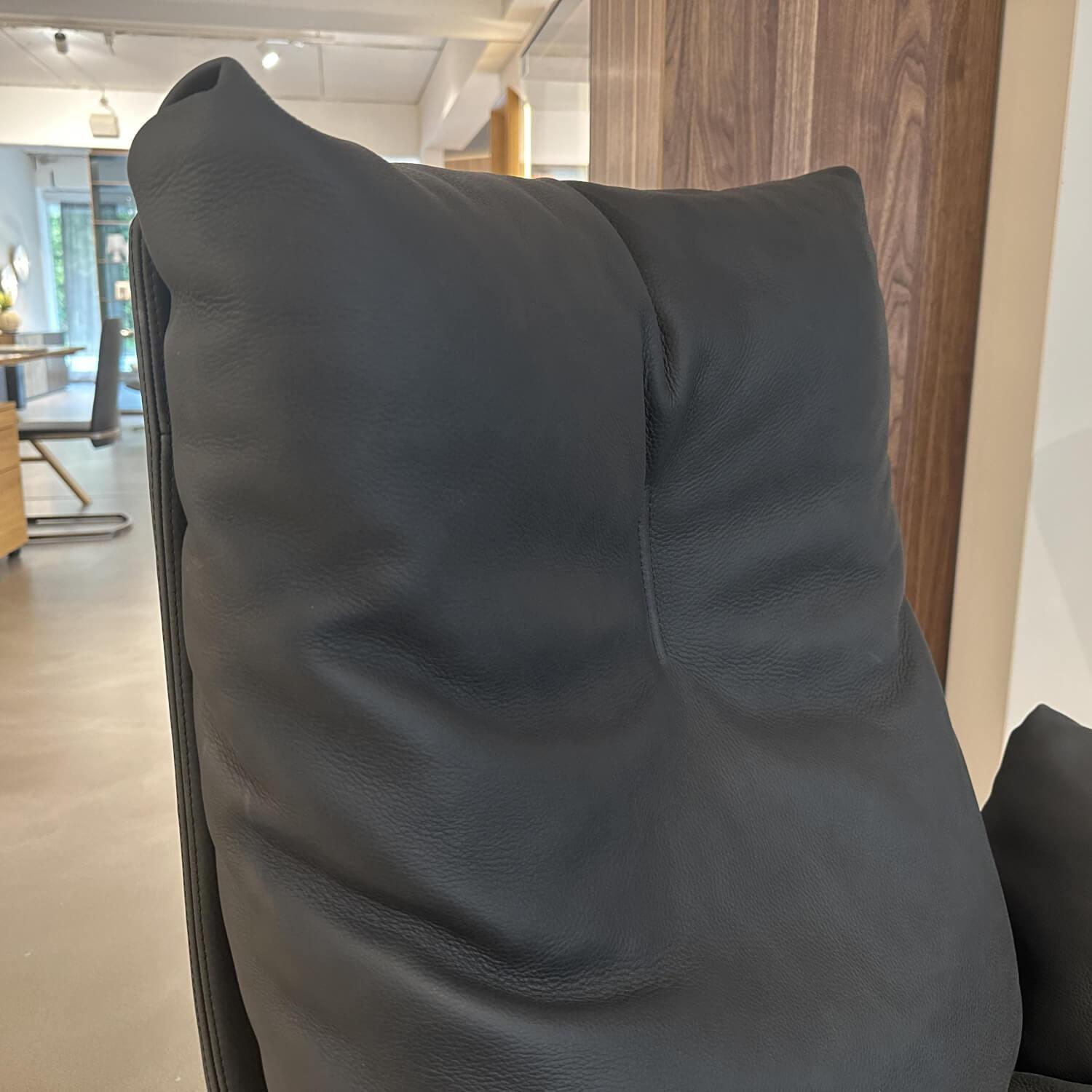 COR - Sessel Cordia Lounge 53122 Leder 423 Schwarz 4 Fuß Gestell F05 Feinstruktur Schwarz Inklusive Hocker - 4