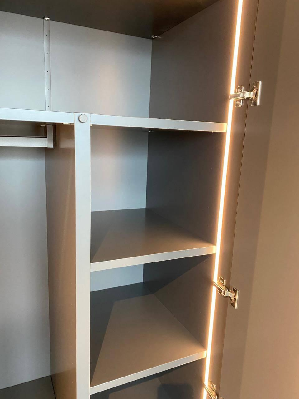 Kettnaker - Kleiderschrank Soma Lack Graphit Grau Matt Frontblende Grauspiegel Matt Inklusive Beleuchtung - 4