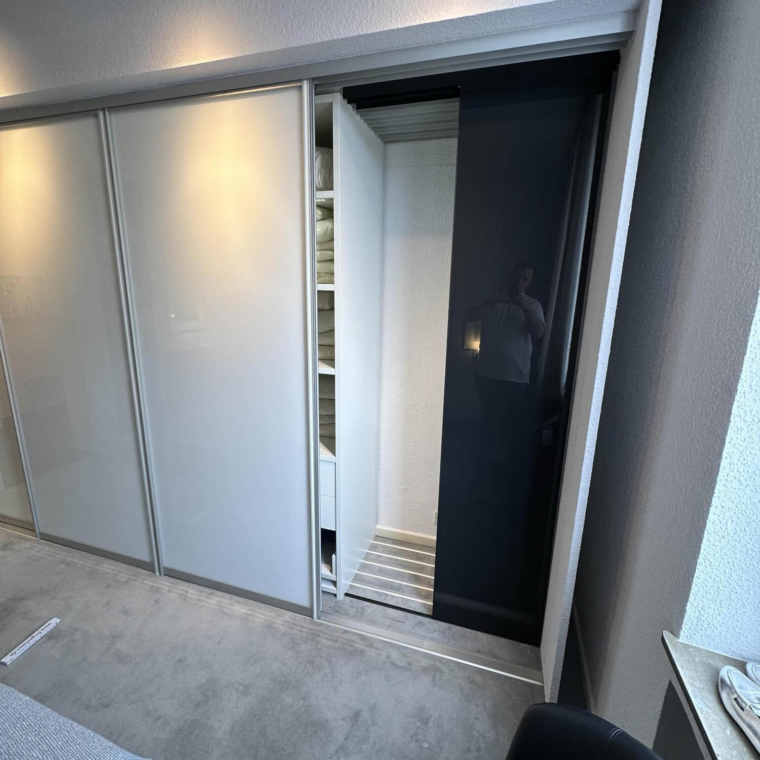 Trüggelmann - Kleiderschrank Sinus Korpus ABS Weiß Schienen Silberfarbig E6/EV1 Eloxiert Mit Beleuchtung - 2