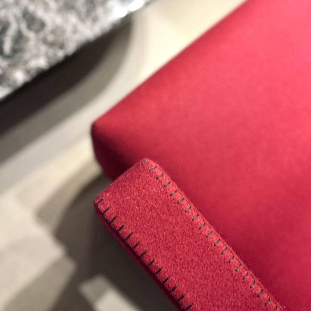 Cassina - Sessel Utrecht 637 Stoff Lincoln Vinaccia Bordeaux Rot Naht Kopflochstich Schwarz - 5