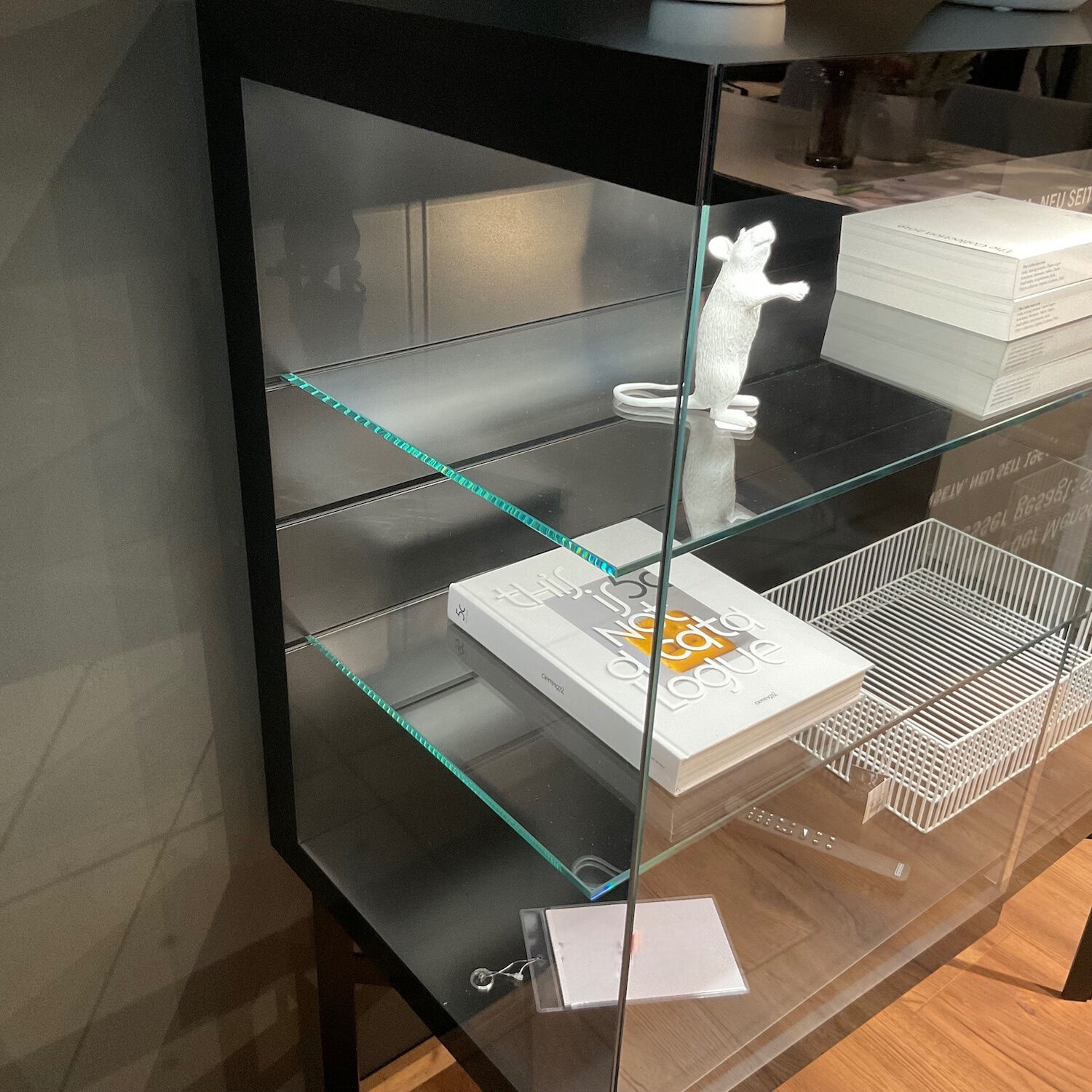 71a2a84a69bc8efedd0416b82ac044d4bb9525fc_Vitrine_Cube_Light_in_Schwarz_mit_Beleuchtung_024001016_008_Photoroom