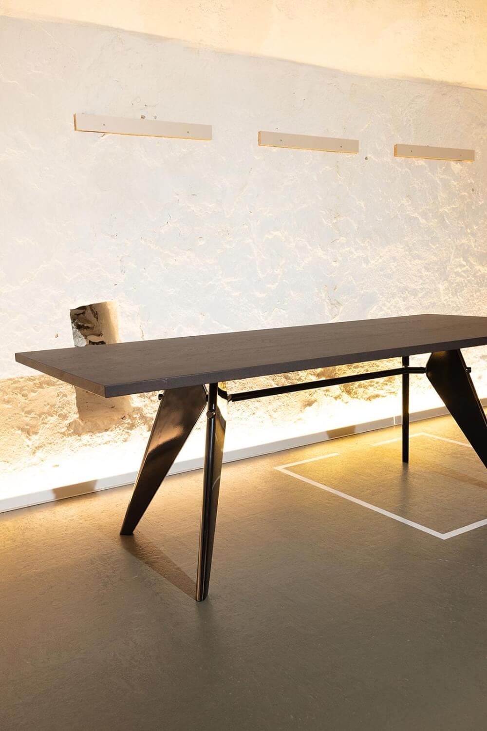 Vitra - Esstisch EM Table Platte Massiv Eiche Geräuchert Und Geölt Gestell Stahl Schwarz Pulverbeschichtet - 5