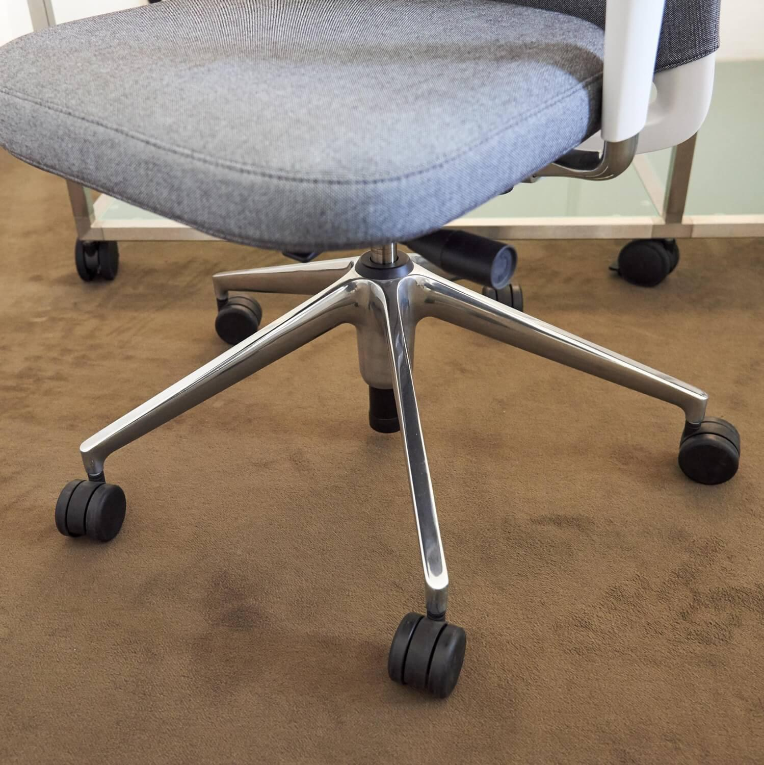 Vitra - Bürostuhl ID Trim L Bezug Stoff Plano Eisengrau Braun Rahmen Basic Dark Fünfsternfuß Aluminium Poliert Mit Rollen Inklusive Kopfstütze Bezug Leder Farbe Dimegrey Grau - 5