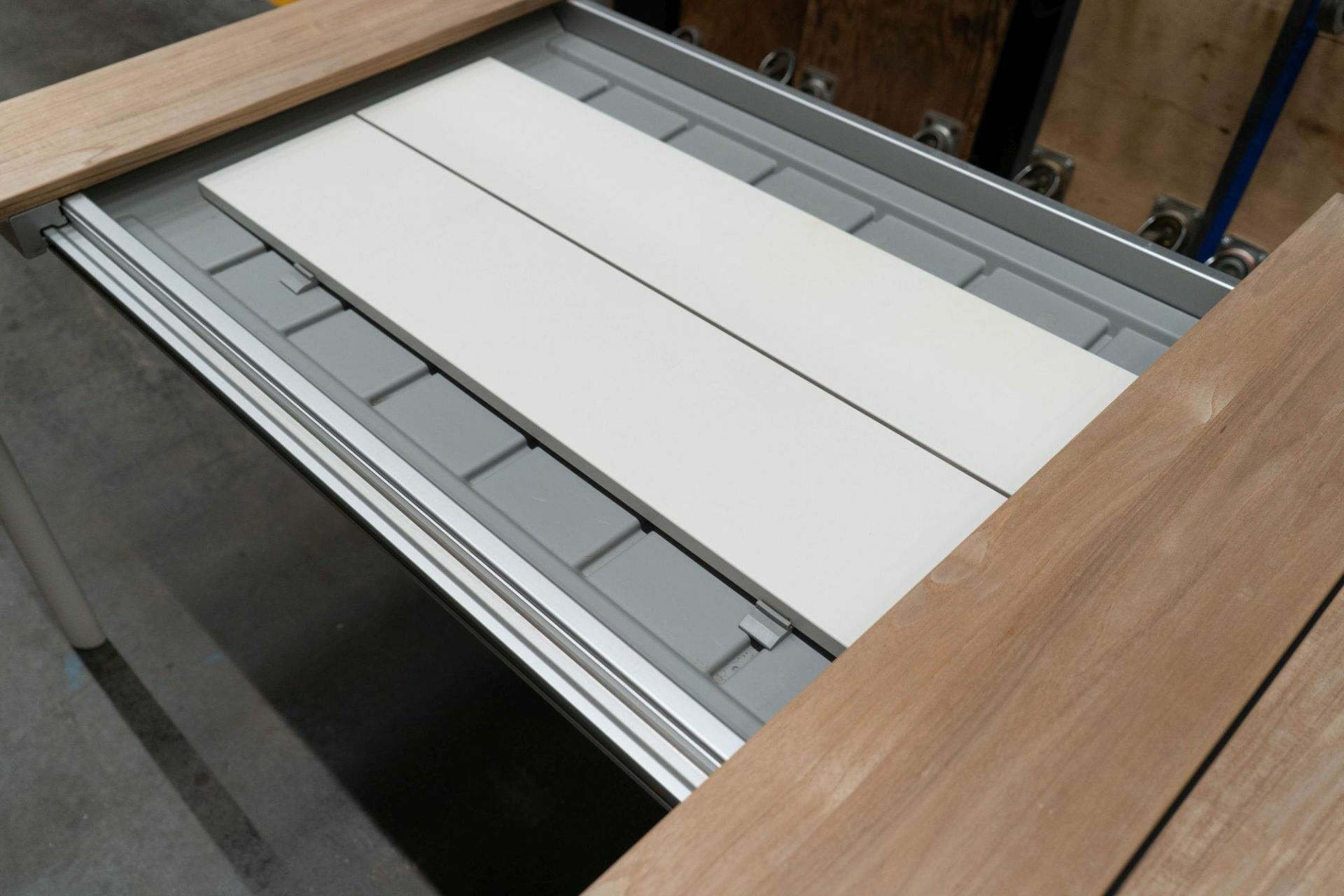 Kristalia - Esstisch Maki Slatted Platte Holz Teak Mit Einlegeplatten Aluminium Lackiert Weiß Gestell Aluminium Lackiert Weiß - 4