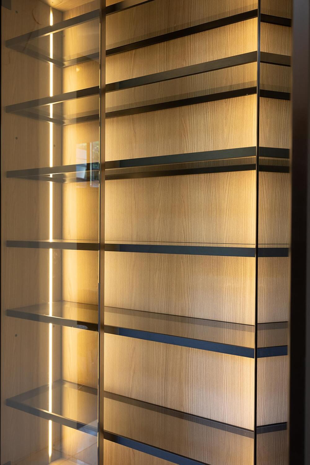 Vitrine PR24 Drehtüren Reflektierendes Rauchglas Rahmen Mokka Inklusive LED Beleuchtung