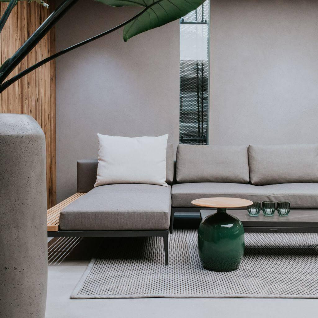 Gloster - Outdoorsofa Grid Lounge Stoff Cameron Granit Hellgrau Gestell Metall Meteor Ablage Holz Teak - 7