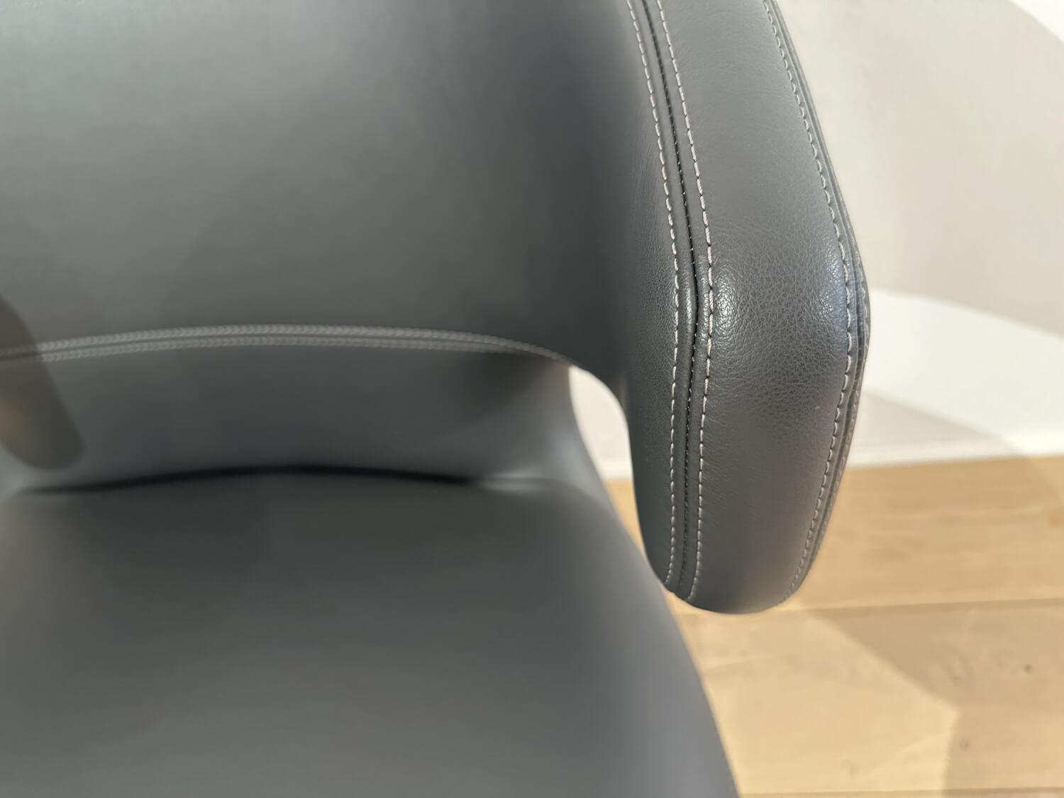 Vitra - Sessel Petit Repos Leder Premium Asphalt 67 Anthrazit Untergestell Aluminium Poliert Mit Filzgleitern - 9