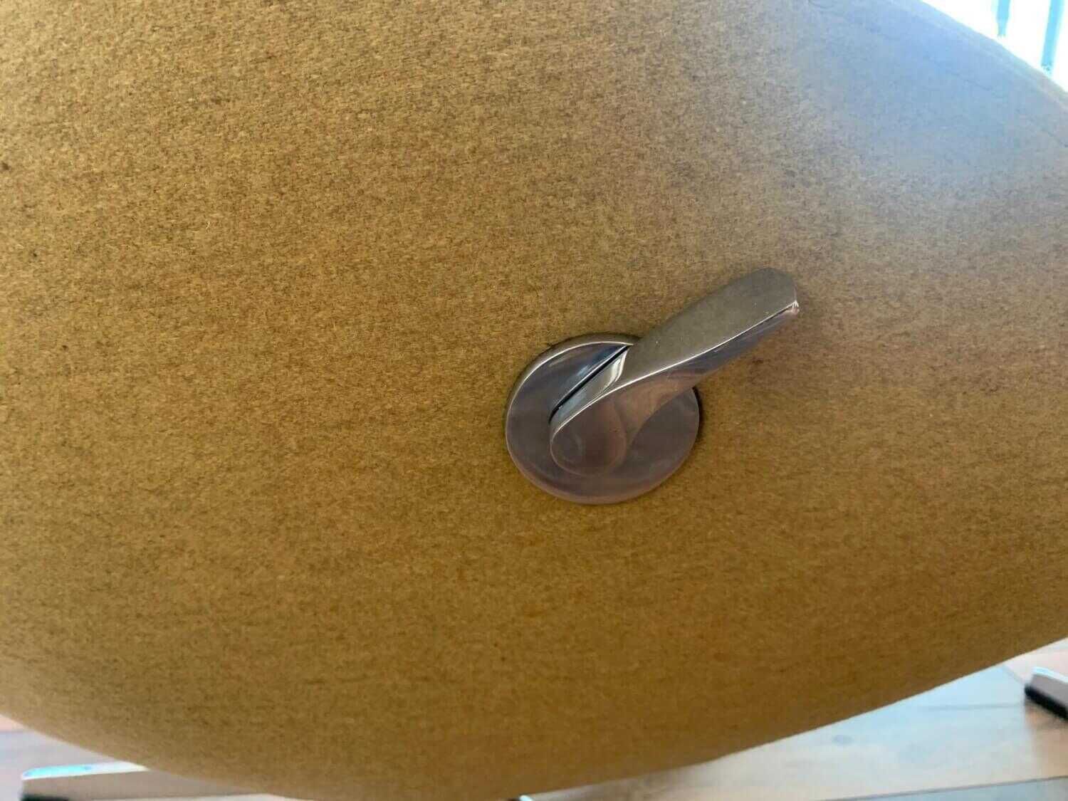 Conform - Sessel Globe Chair Stoff Sheford Mustard mit Hocker - 4