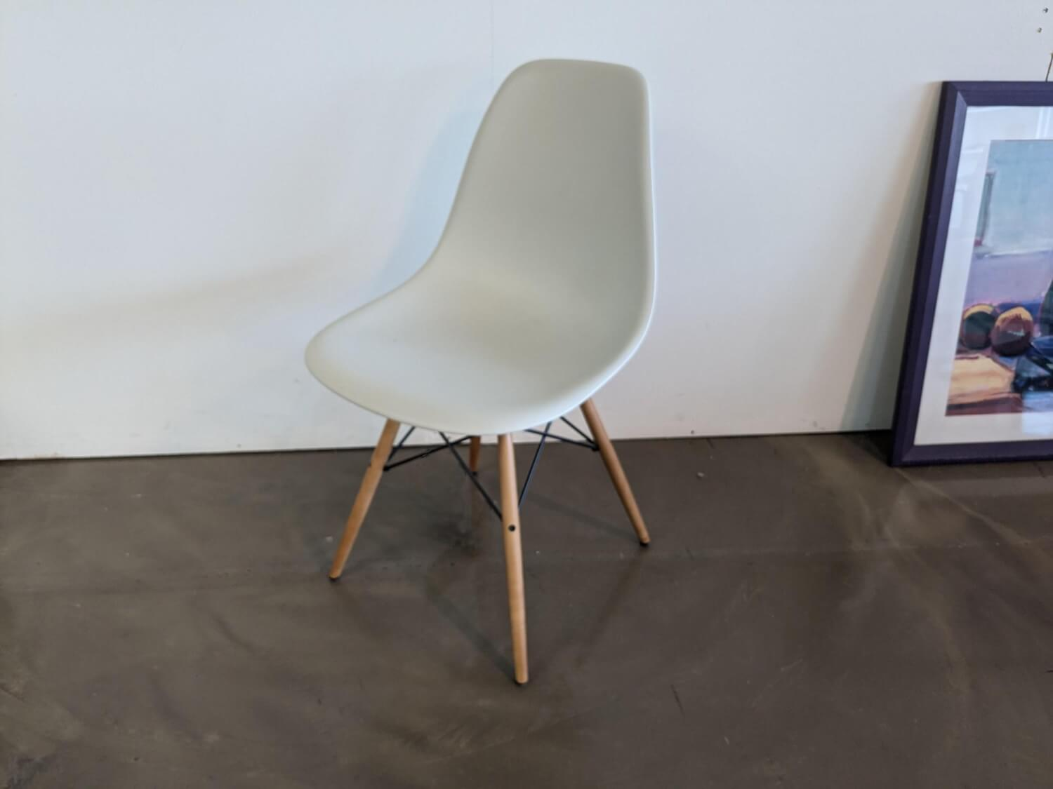 Vitra - Eames Plastic Sidechair DSW Sitzschale Kunststoff Weiß Gestell Ahorn Geölt - 4