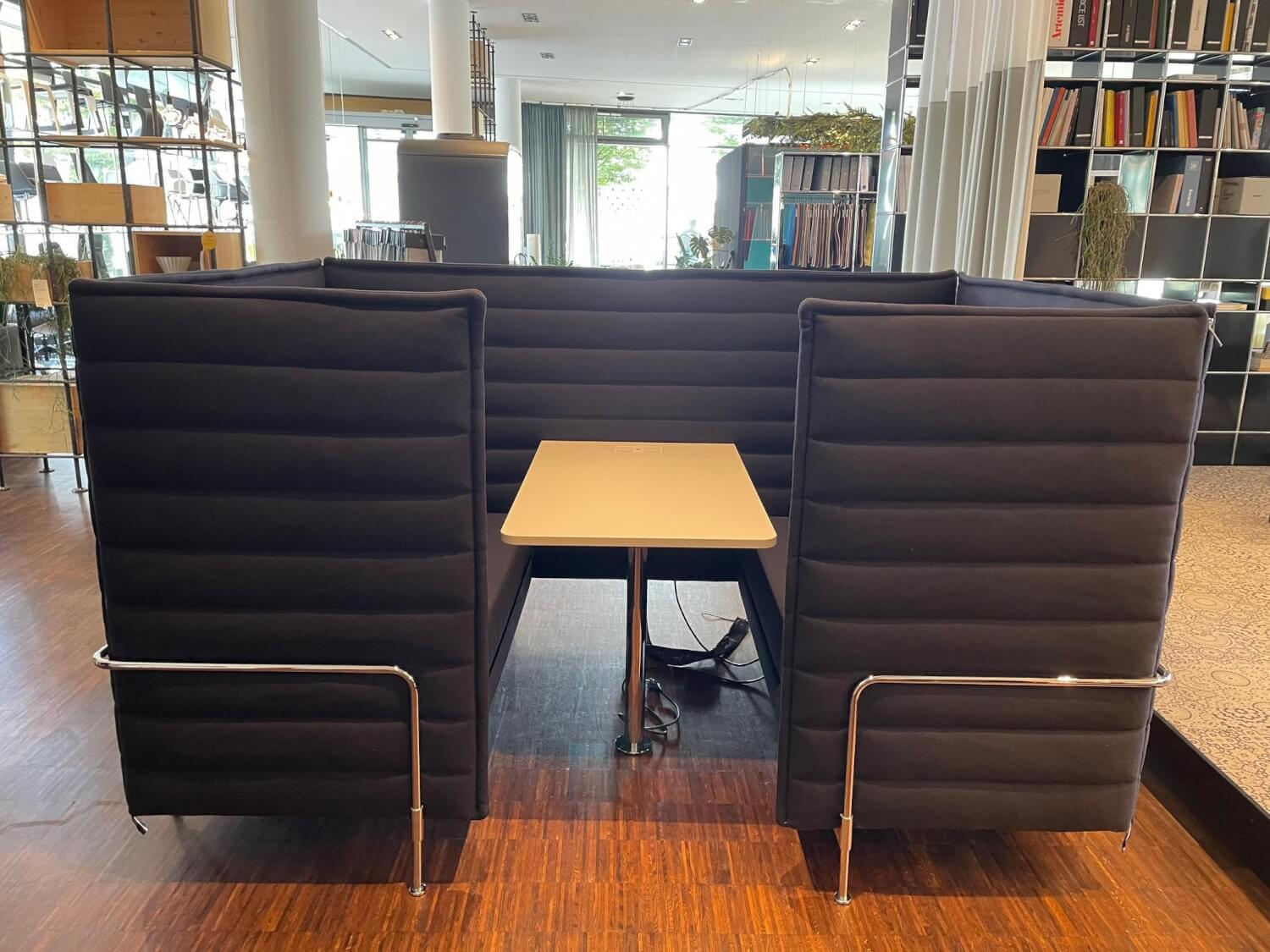 Vitra - Sitzkabine Alcove Cabin Highback Stoff Laser Dunkelblau Blau Moorbraun Braun Rahmen Glanzchrom Mit Tisch MDF Soft Light - 8