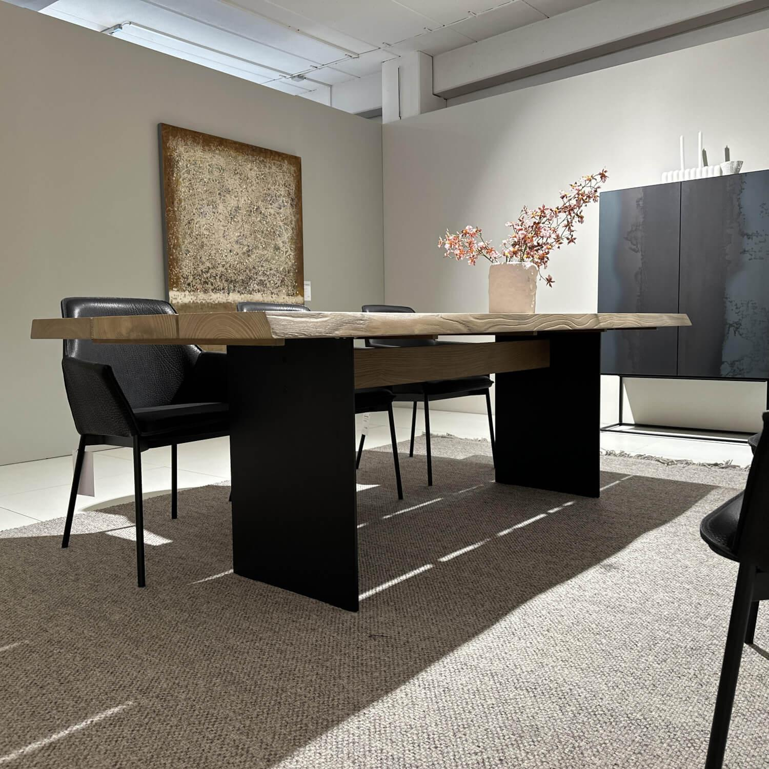 Janua - Outdoortisch SK04 Komposit Tischplatte Kastanie Gebürstet Ton Sand Gestell RAL 9005 Tiefschwarz - 7