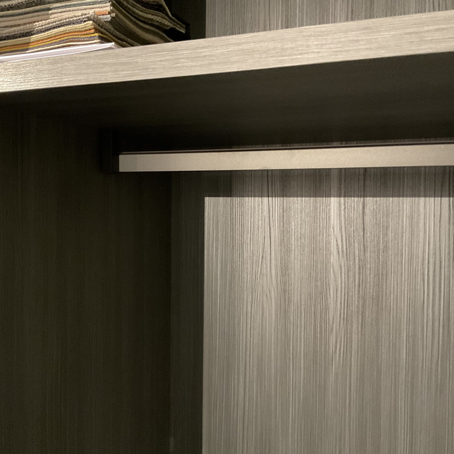 Kettnaker - Kleiderschrank Grip Lack Matt Lichtgrau Innen Eiche Melamin Anthrazit - 5