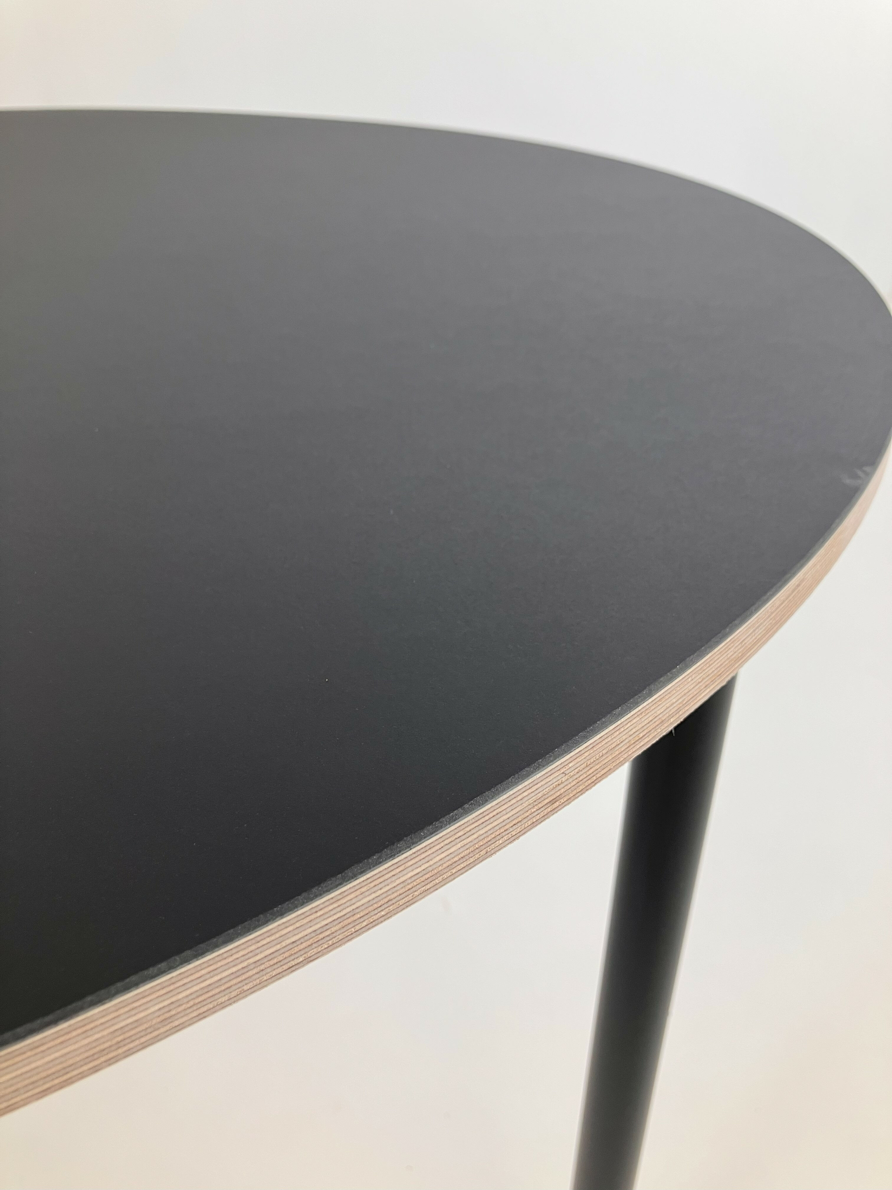 Muuto - Tisch Base Round Linoleum Schwarz Gestell Aluminium Schwarz Pulverbeschichtet - 5