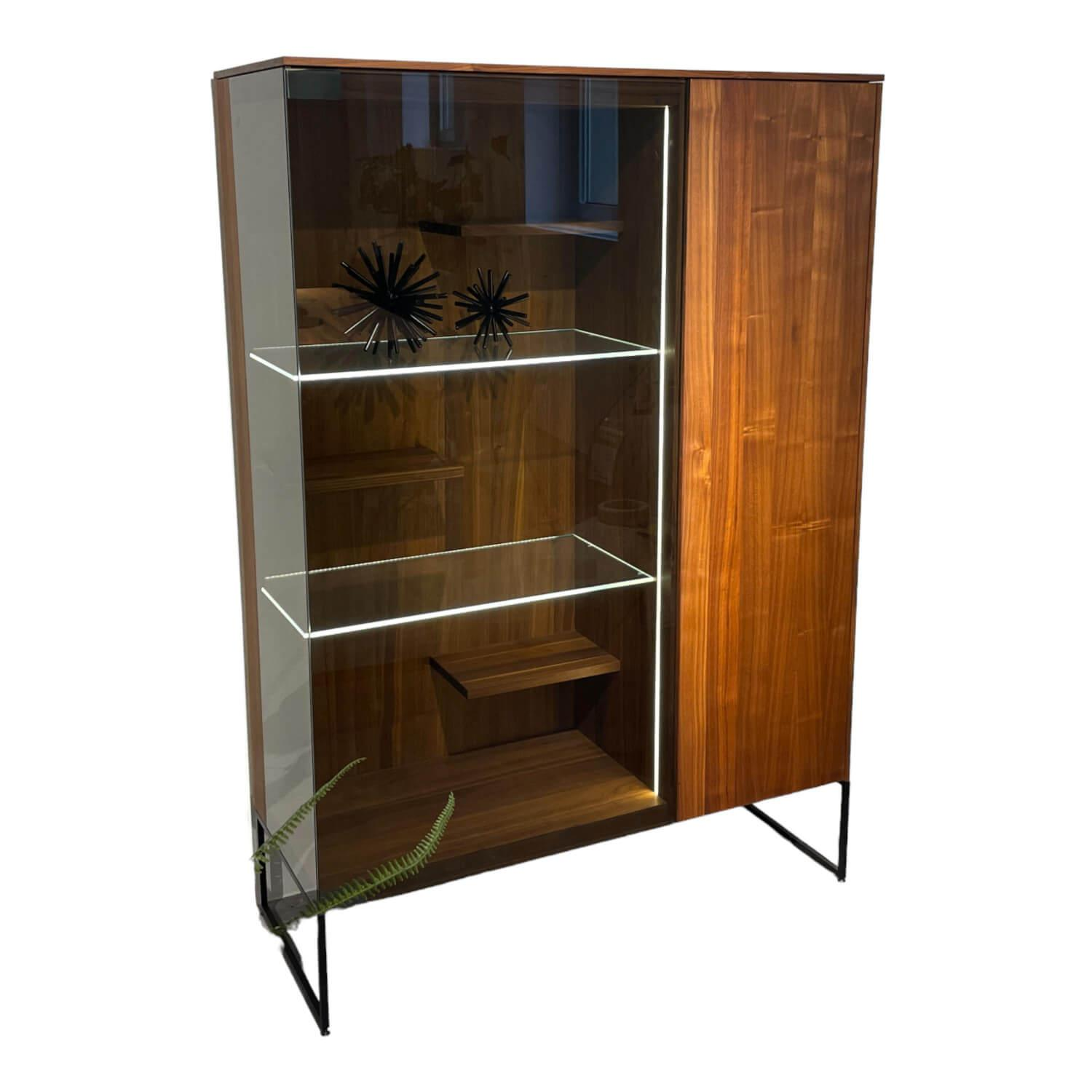 Team 7 - 2er-Set Vitrine Filigno Nussbaum Wild Rauchglastür mit Metallrahmengestell - 1