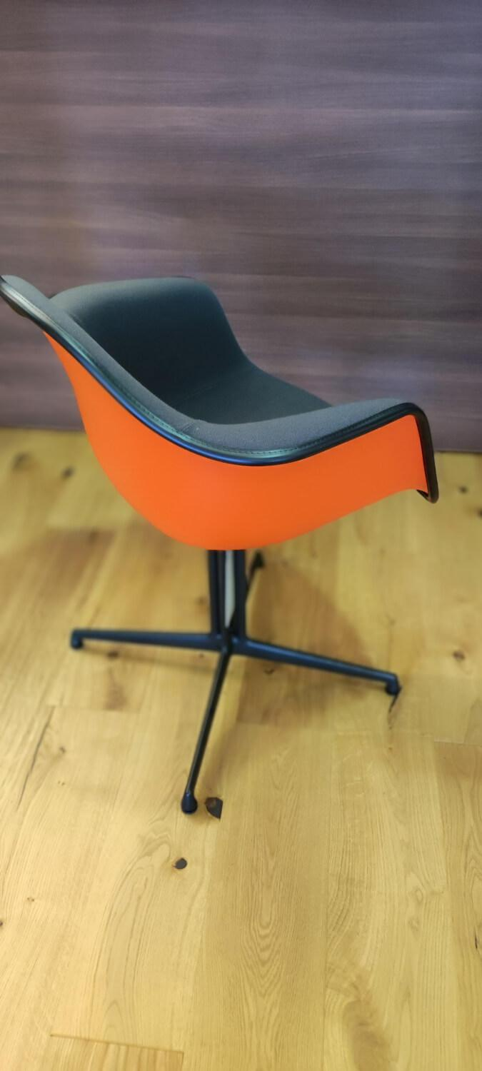 Vitra - Armlehnstuhl Eames Plastic DAL Stoff Hopsak Dunkelgrau Schale Poppy Red Rot Gestell Metall Schwarz - 2
