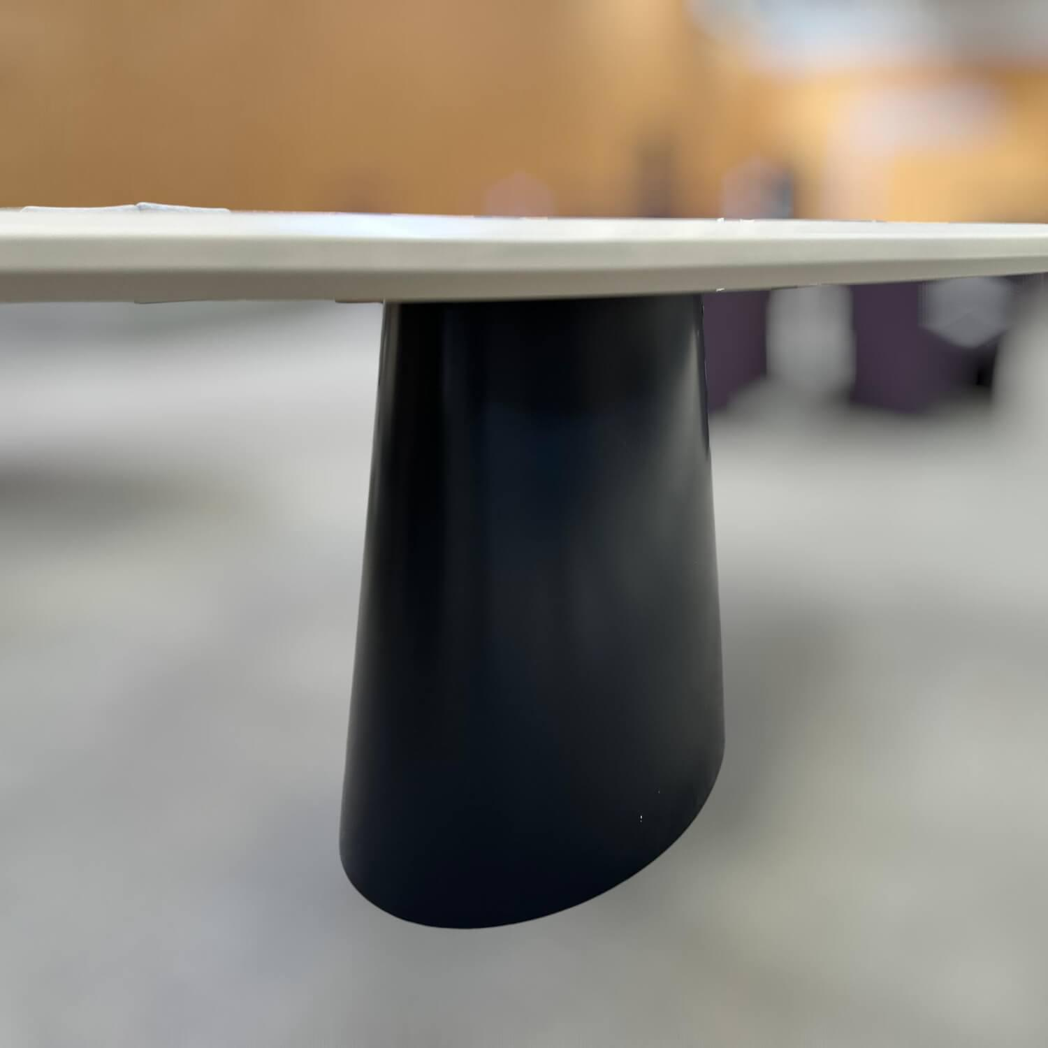 COR - Esstisch Conic Oval Platte MDF Lack NCS S20 05 Y40 Beige Gestell Mineralstein Schwarz Lackiert - 2