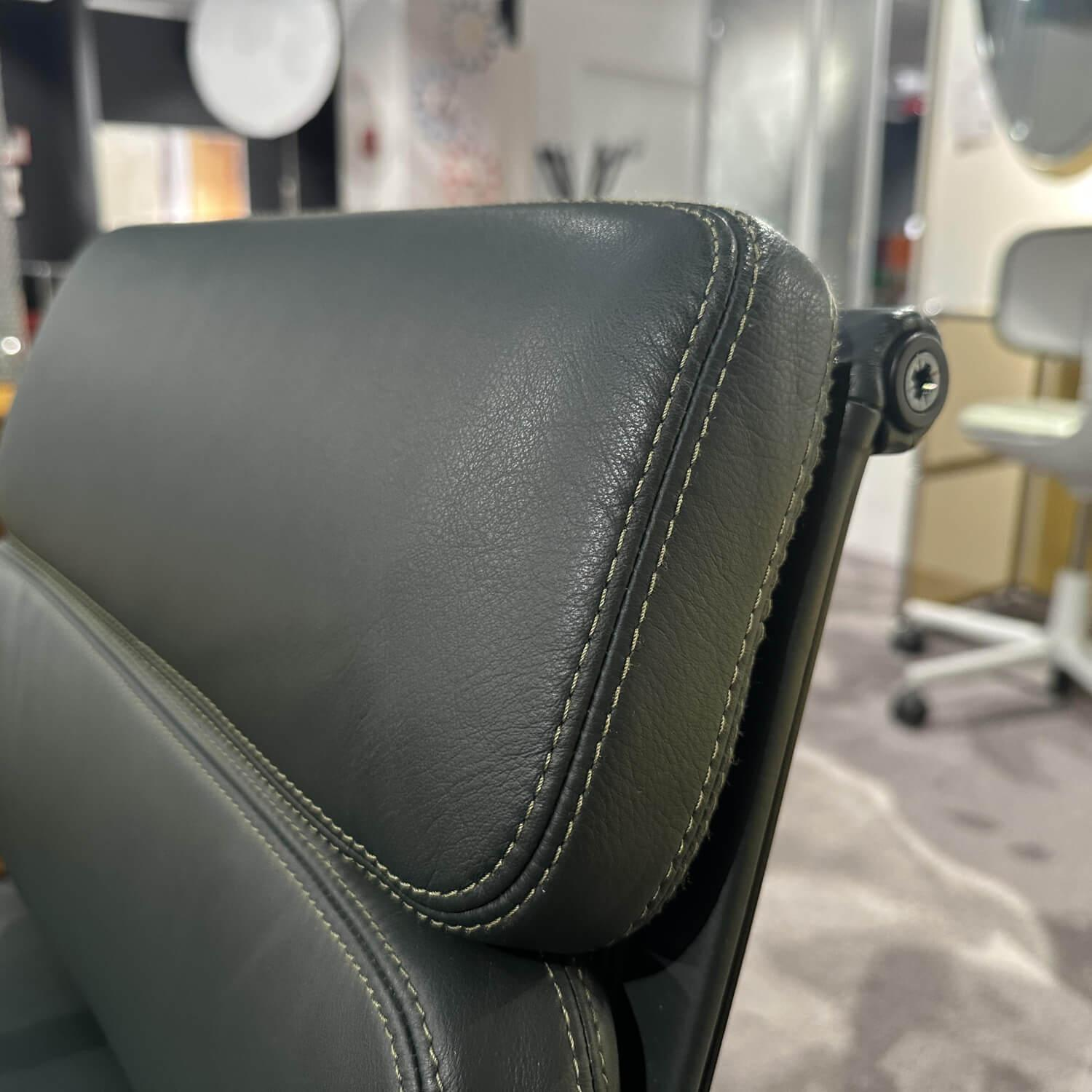 Vitra - Stuhl Soft Pad EA 208 Leder Premium Jade Grün Gestell Klassische Höhe Schwarz - 3