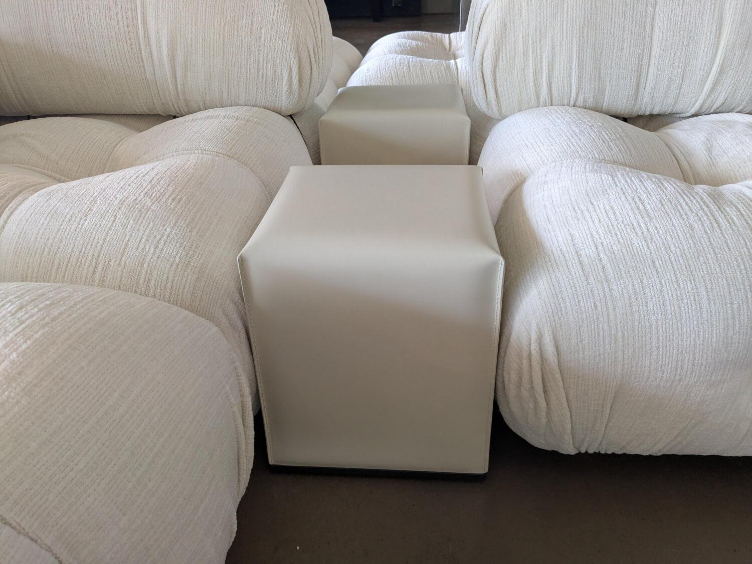 B&B Italia - Wohnlandschaft Camaleonda Stoff Enia Elfenbein Weiß mit einem Tisch - 7