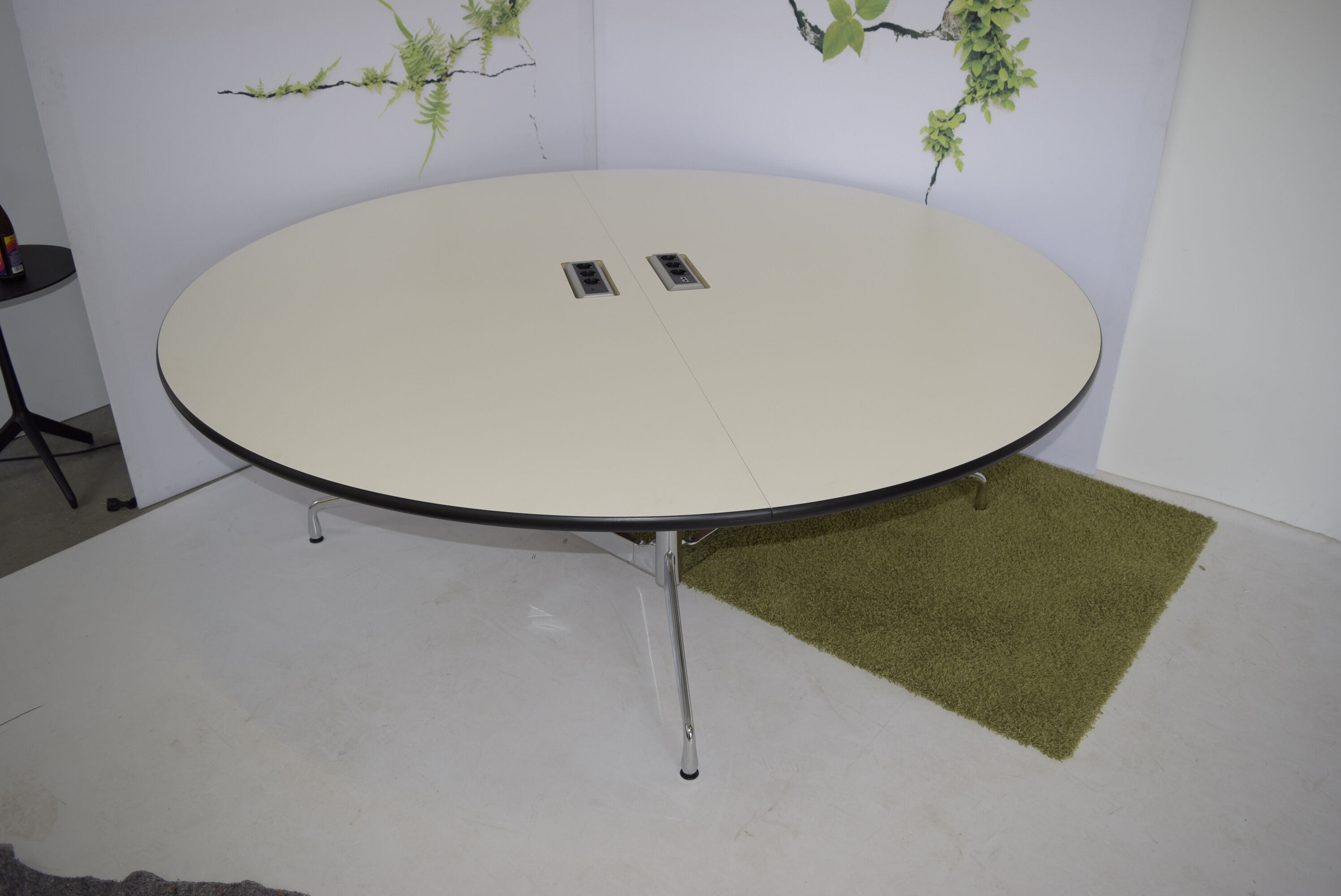 vitra-tisch-eames-segmented-table-hartbelag-weiss-kunststoffkante-schwarz-gestell-chrom-mf-0003554-6