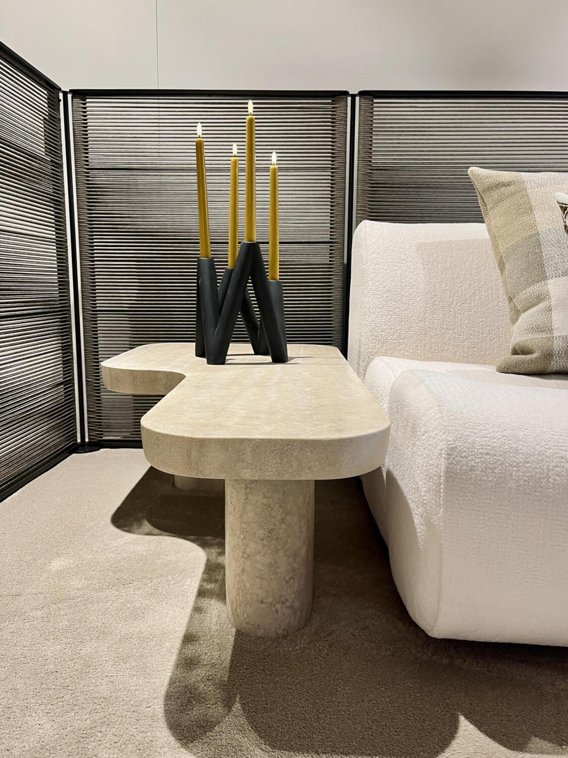 Poliform - Sofa Ernest Stoff E Shedir 01 Anvorio Beige Weiß Inklusive Couchtisch Marmor 11 Classic Travertine Weiß Beige - 3