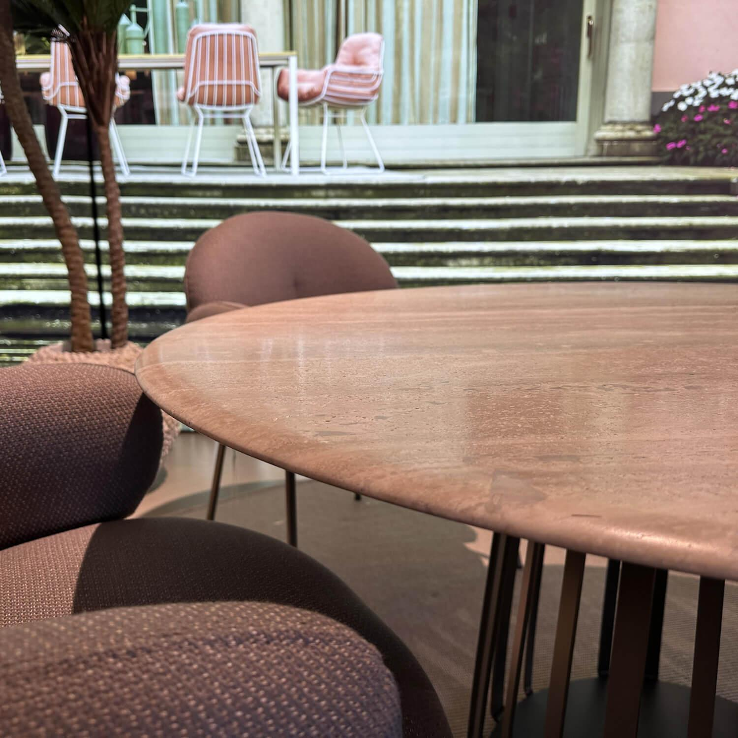 Freifrau - Outdoor Essgruppe BC07 Platte Travertin Triato Kiesel Grau Gestell Bronze Schwarz Nana Stoff Loopi Coconut Taupe Grau Braun - 10