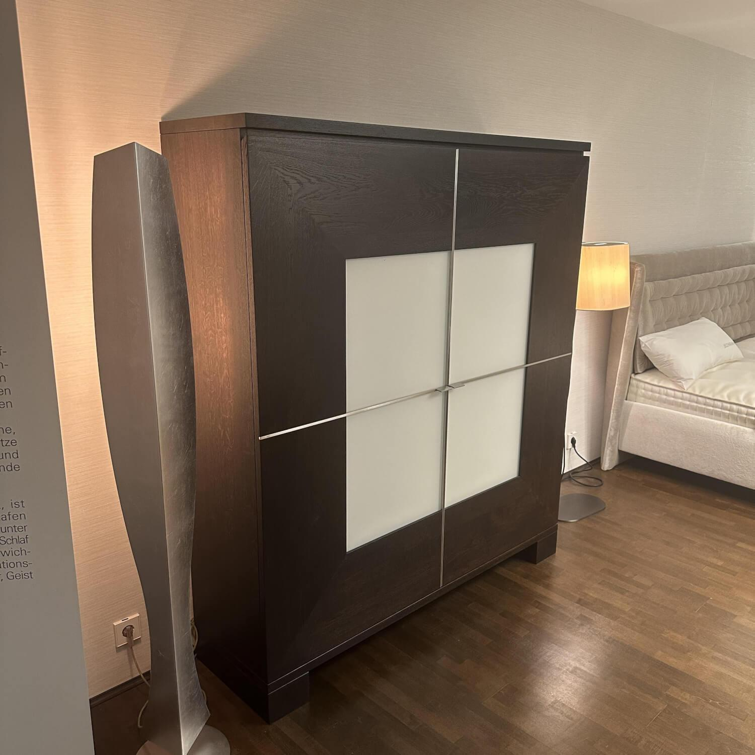 Scholtissek - Schrank Varus Korpus Knorrige Eiche Wengefarben Dunkelbraun Front Glas Optiwhite Weiß Matt - 5