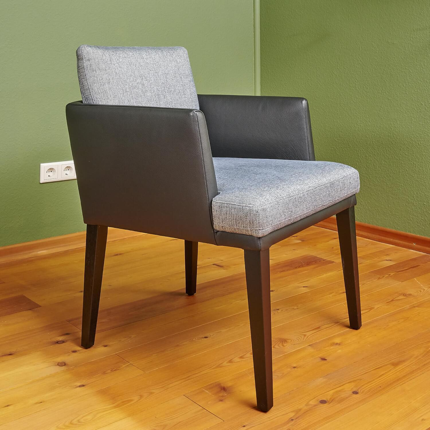 Bielefelder Werkstätten - Stuhl Polo Dining Mit Armlehne Sitz Stoff Noah Grau Rücken Leder Normandie Schwarz Füße Eiche Schwarz Gebeizt - 3
