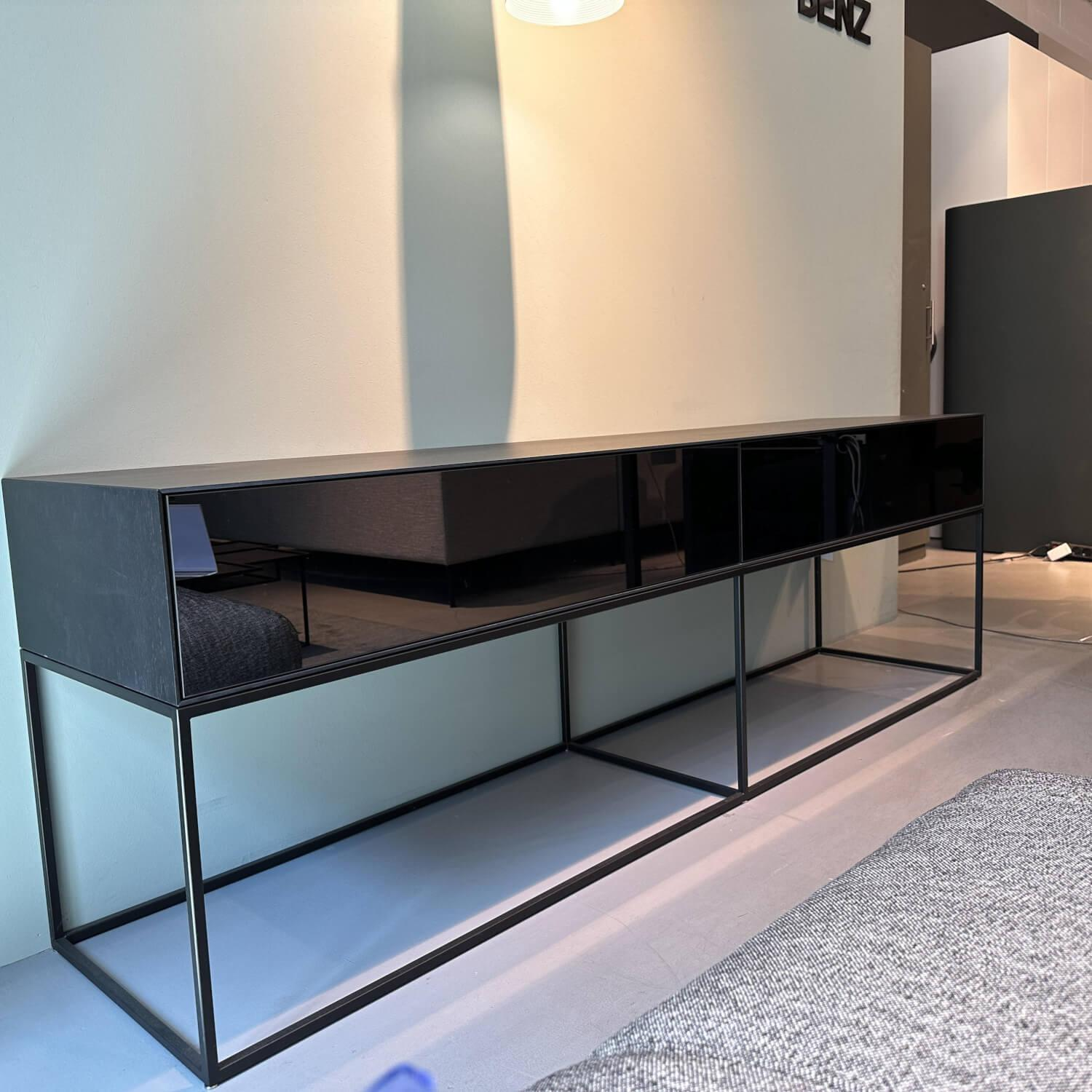 Rolf Benz - Sideboard Nex Glamour Furnier Eiche Schwarz Glasfront Schwarz Lackiert Rahmen 43 Coal Schwarz - 4
