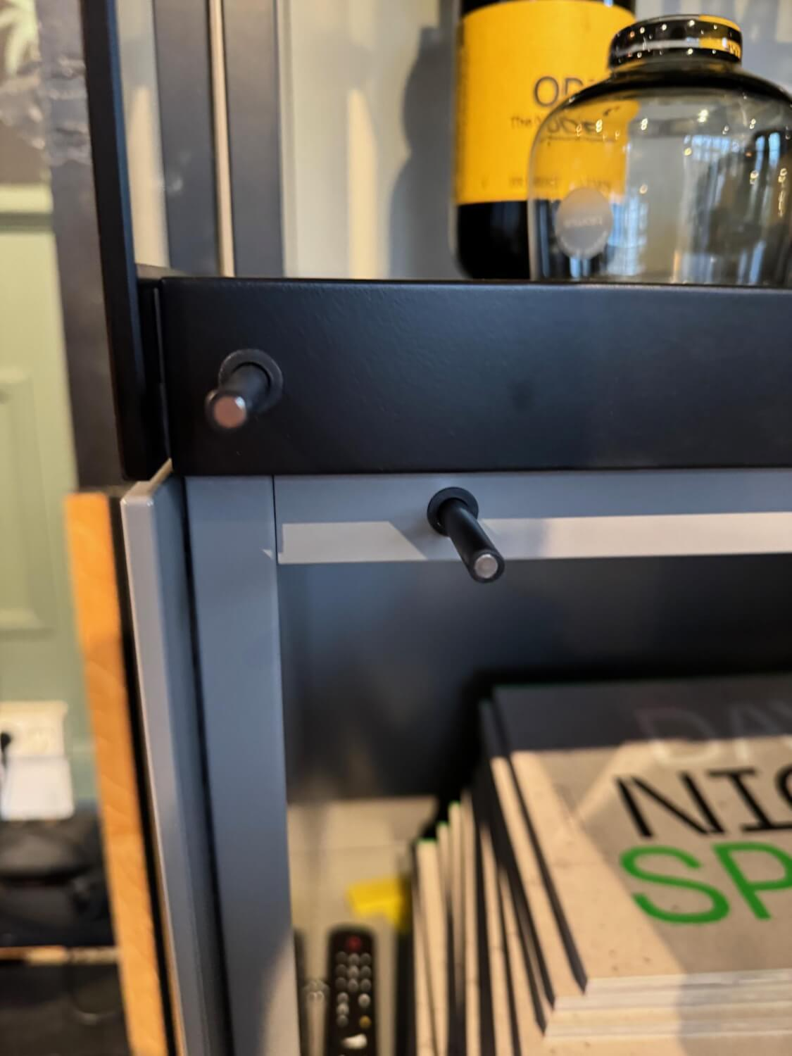 Kettnaker - Vitrine Soma Mattlack Vulkangrau Grau Tür Glas Grau Rückwand Mattlack Elfenbein Beige Inklusive Beleuchtung - 2