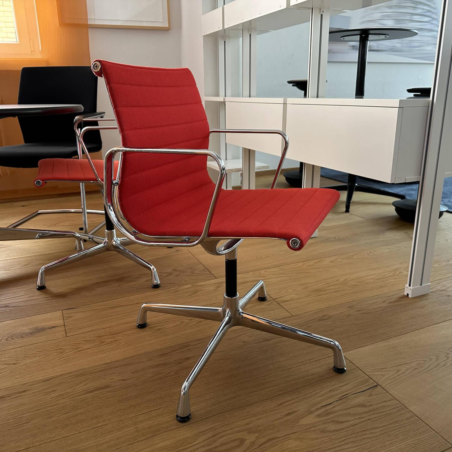 Vitra - Alu Chair EA 104 Mit Armlehnen Bezug Hopsak In Rot Poppyred 63 Drehgestell Verchromt - 3