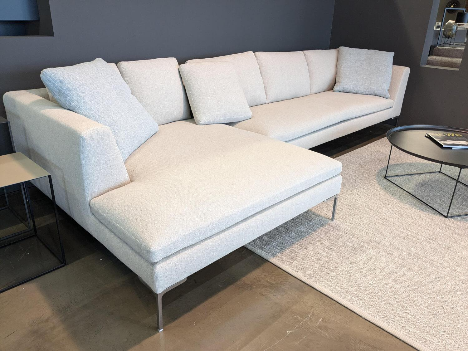 B&B Italia - Ecksofa Charles Stoff Lodi Natur Creme Füße Chrom mit 8 Kissen - 8