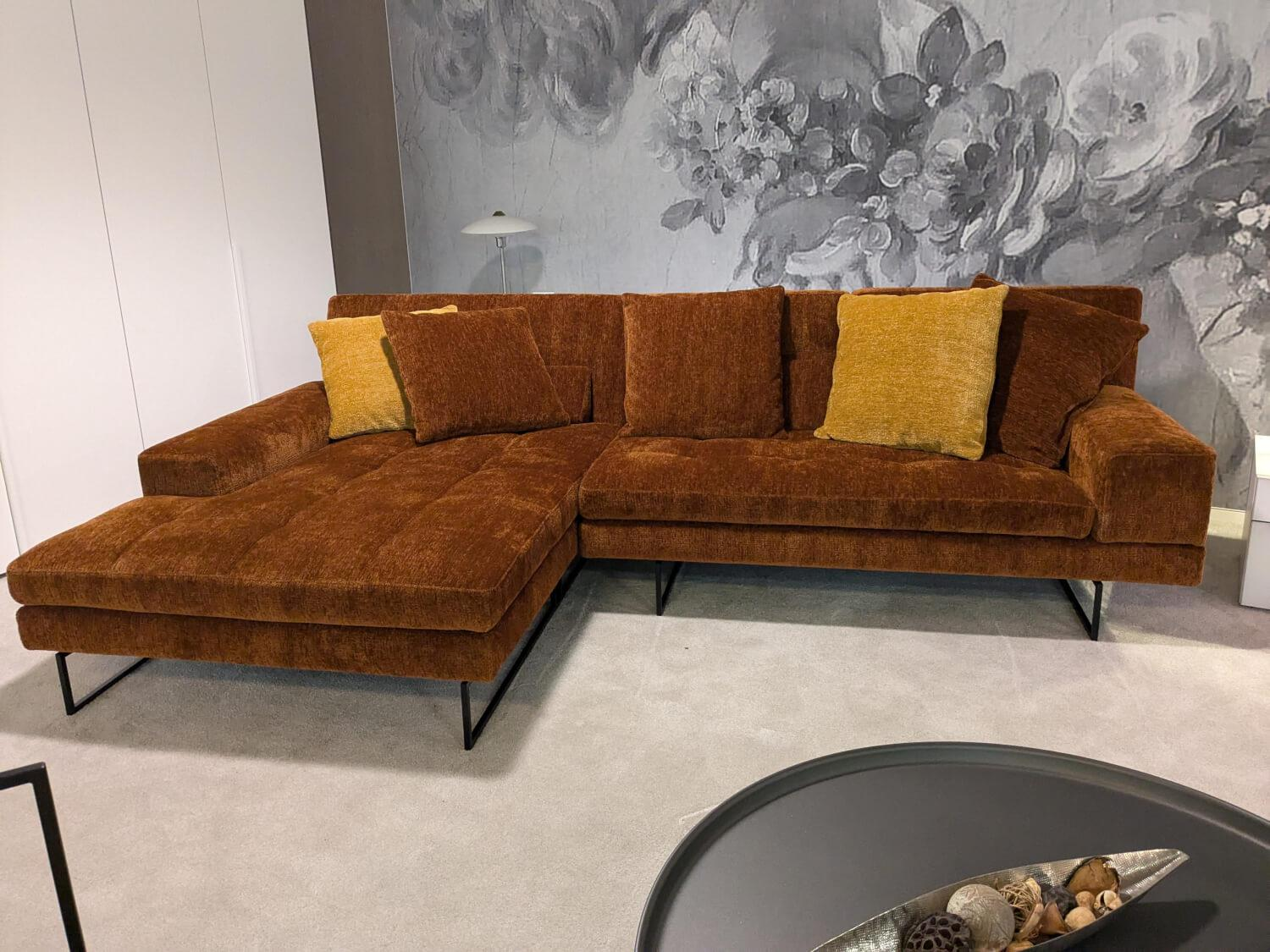 Brühl - Ecksofa Amber Stoff 44 0050 Orange Füße Verchromt mit 5 Kissen - 8