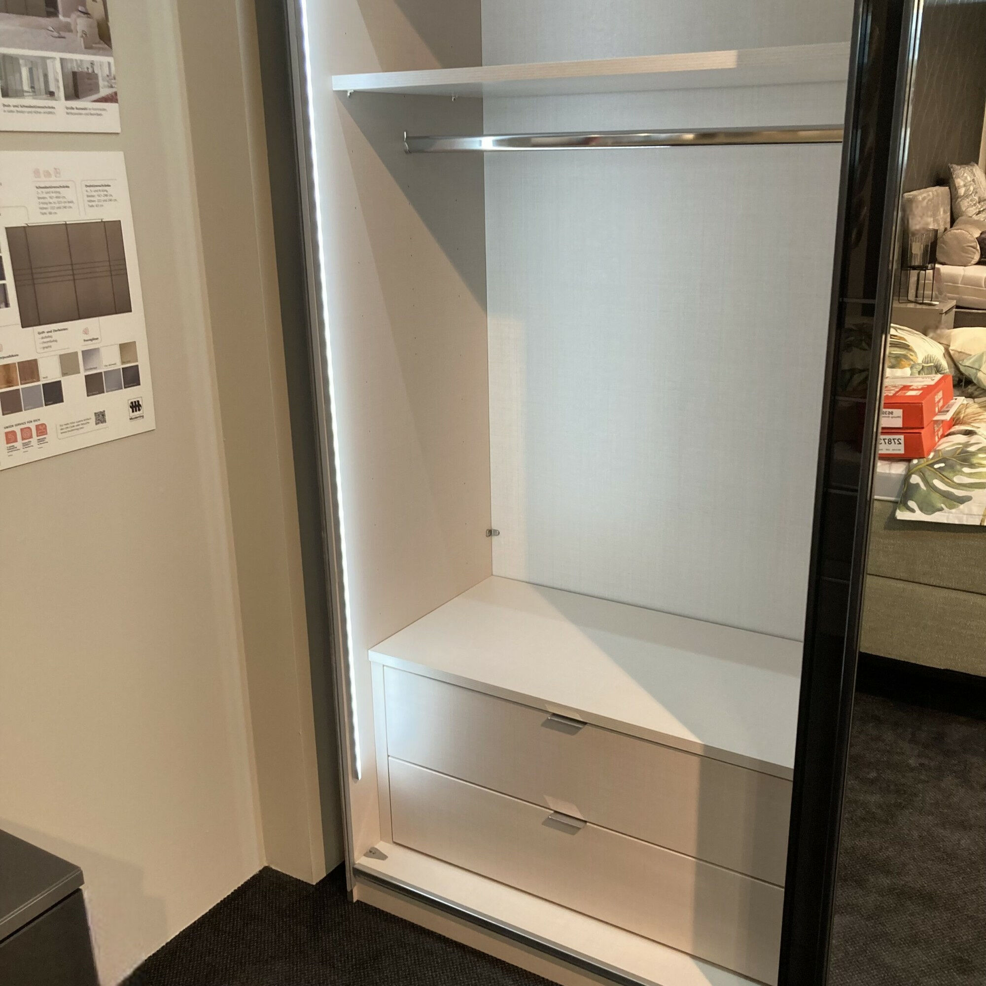 Staud - Schwebetürenschrank Covelo Korpus Dekor Vulkan Anthrazit Front Glas Anthrazit Glänzend Mit Spiegel Inklusive Beleuchtung  - 2