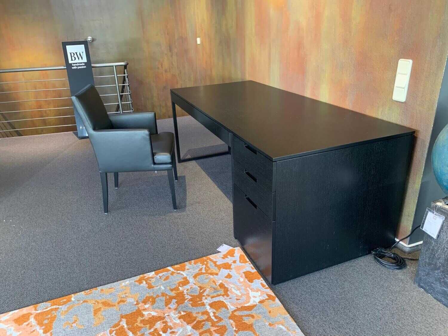 neue-wiener-werkst-C3-A4tte-arbeitsplatz-schreibtisch-oscar-eiche-schwarz-stuhl-figaro-leder-schwarz-eb757b0dd417 Neue Wiener Werkstätte - Arbeitsplatz Schreibtisch Oscar Eiche Schwarz Stuhl Figaro Leder Schwarz - 1