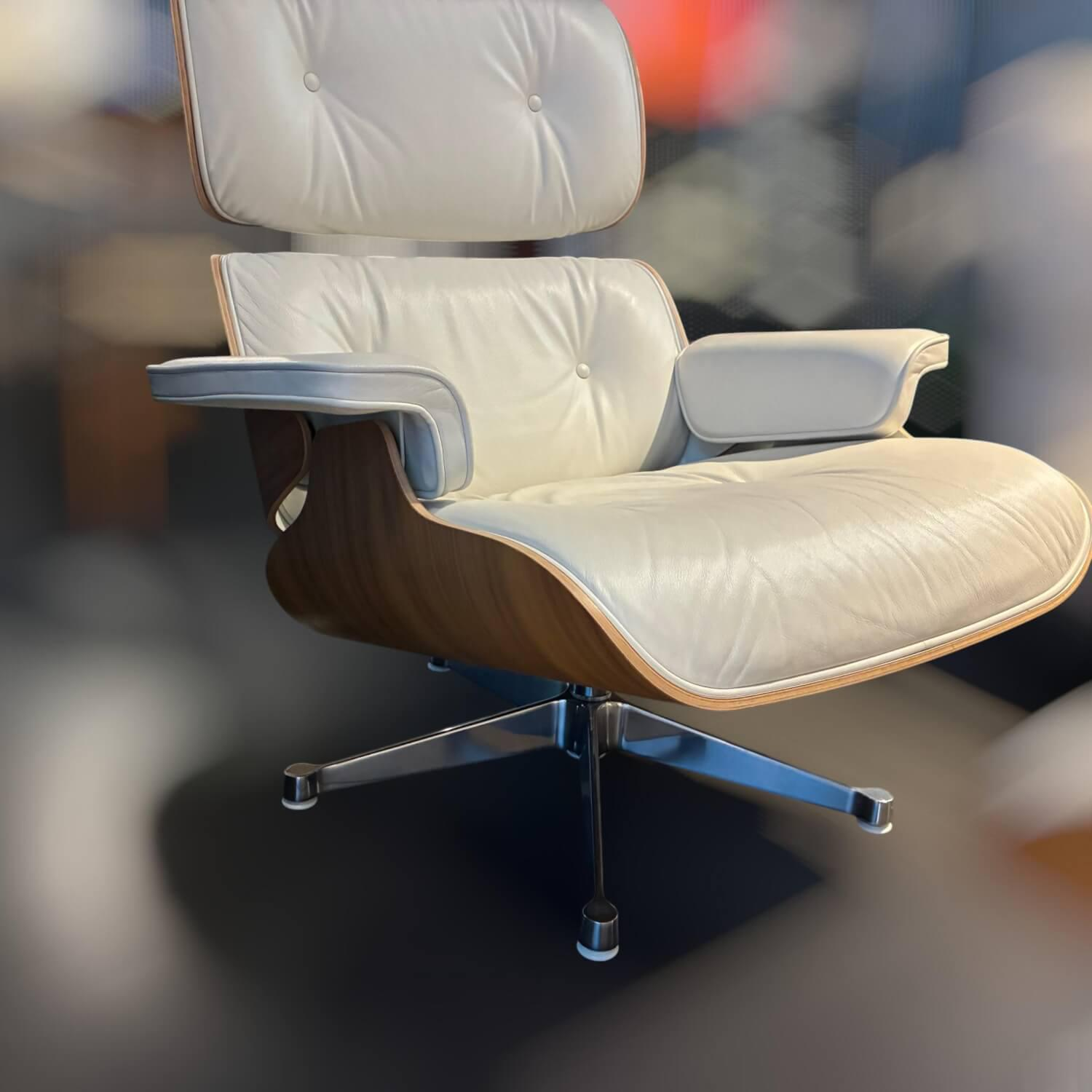 Vitra - Sessel Eames Lounge Chair Leder Premium F 72 Snow Weiß Schale Nuss weiss pigmentiert Gestell Aluminium Poliert Inklusive Hocker - 4