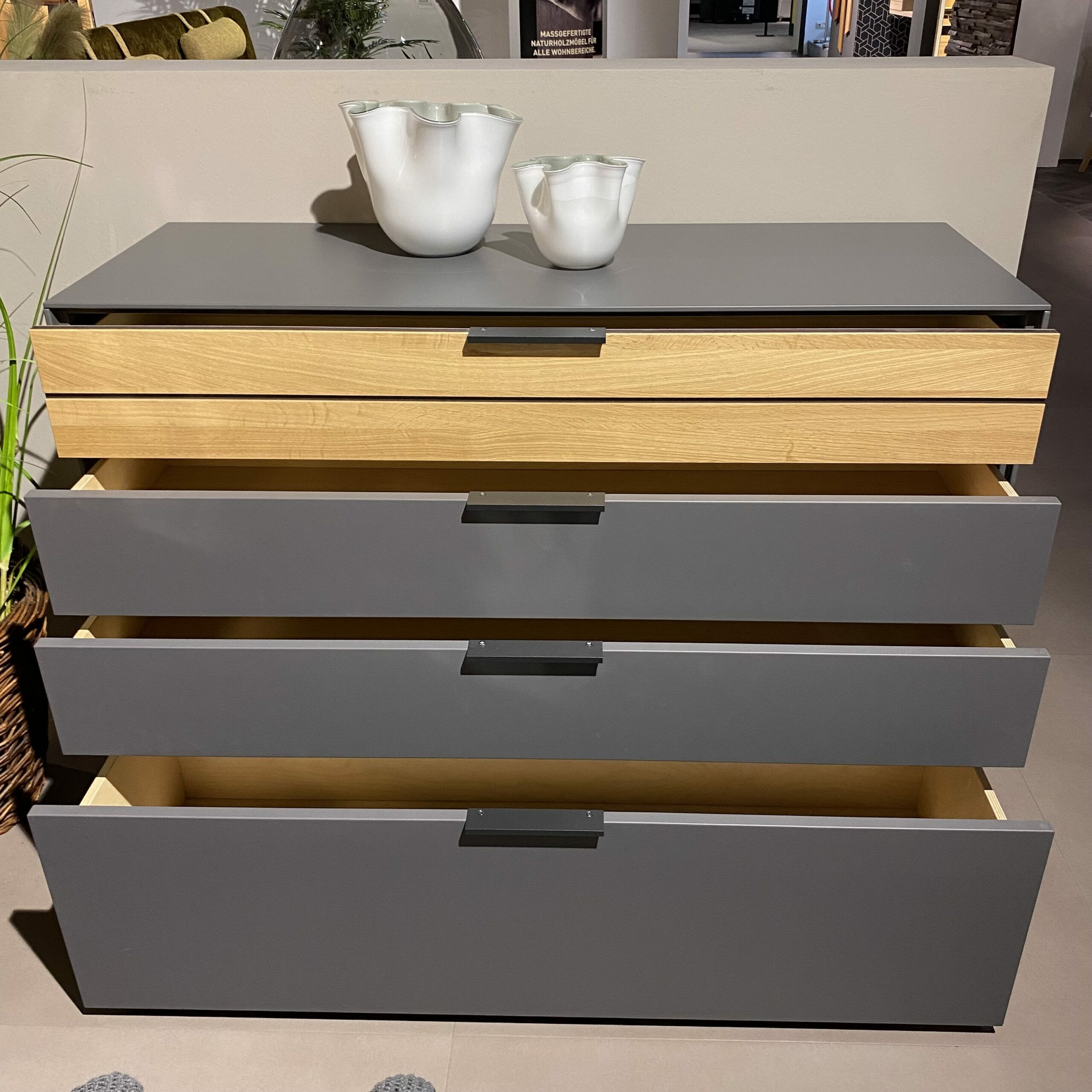 Wöstmann - Kommode Scottsdale Lack Graphitgrau Akzente Wildeiche Lamellen Griffe Metall Schwarz - 5