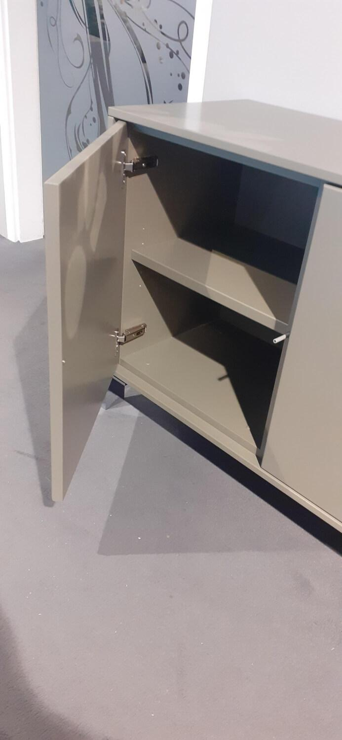 Rietberger Möbelwerke - Schrank Deviso Lack Matt Olivegrau Winkelfüße Chrom Glänzend - 6