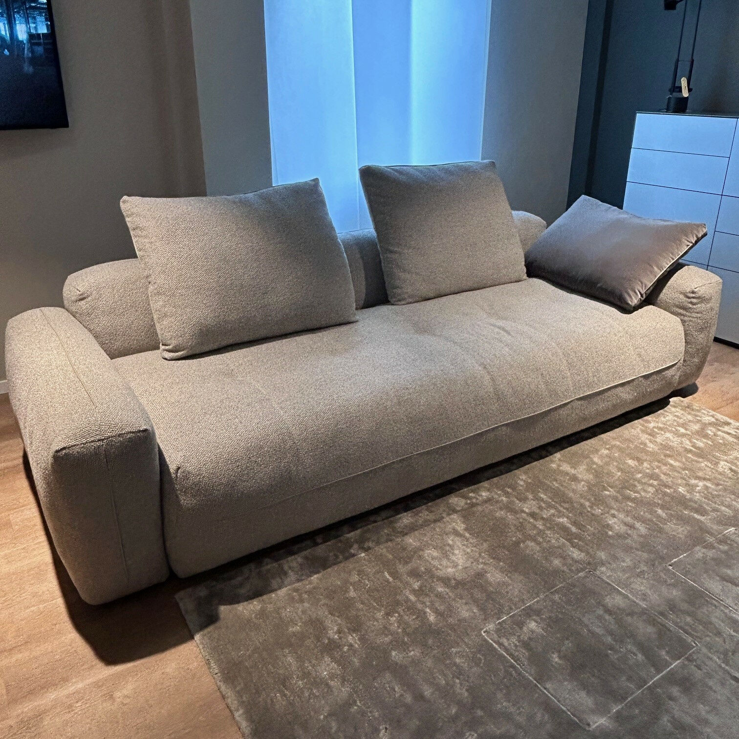 7a76663f5b433c004c4e5c9d9534a112a7a746d2_Moyo_extratiefes_Sofa_aus_Stoff_in_Seidengrau_011504500_007