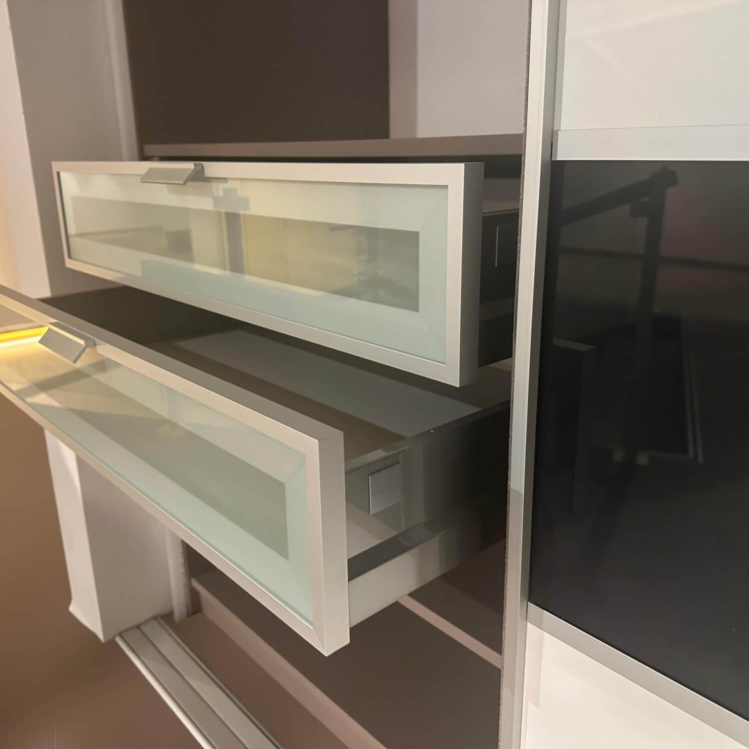 Raumplus - Schiebetürenschrank Front Weiß Matt Strukturiert Korpus Grau Mit Hochwertiger Inneneinteilung - 3