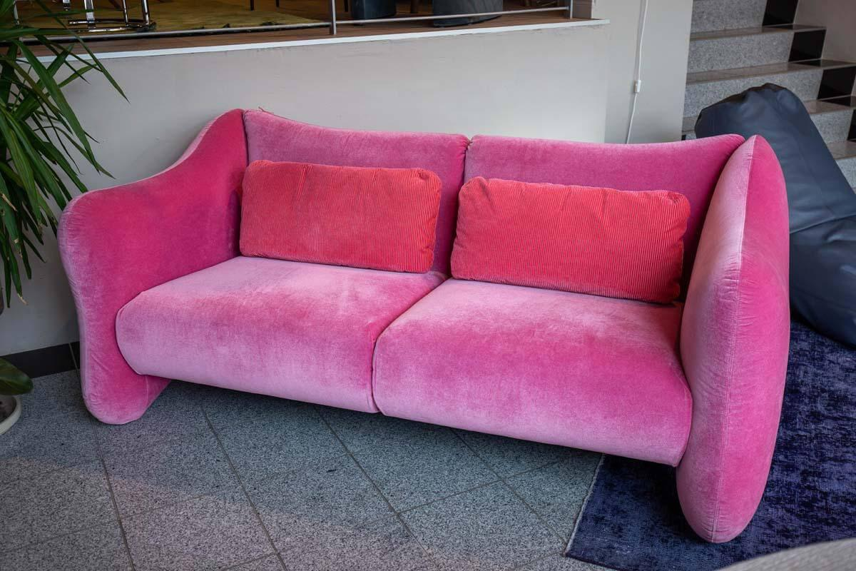 Sofa Bongo Bay Stoff 4473-11 Pink mit 2 Kissen