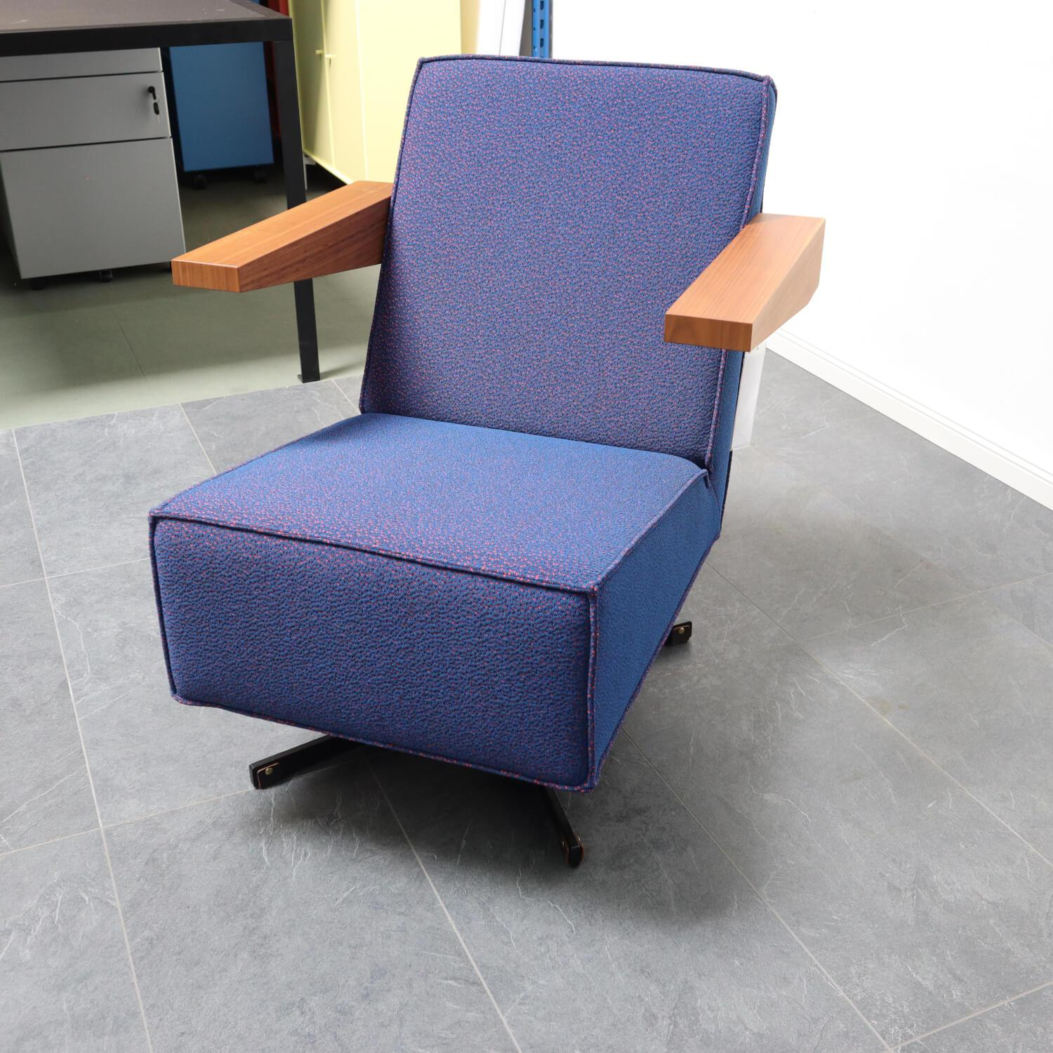Spektrum - Sessel Press Room Chair Stoff Sprinkles 0784 Blau Kreuzfuß Schwarz Fußleder Dunkelbraun Armlehnen Nussbaum - 8