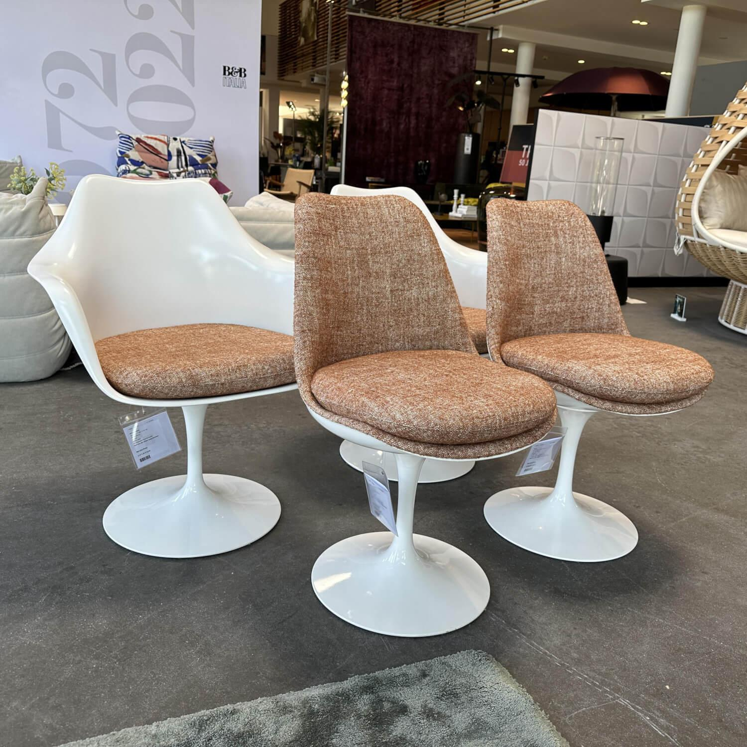 Knoll International - 4er-Set Stuhl Tulip Saarinen Weiss Terracotta mit und ohne Armlehnen - 5