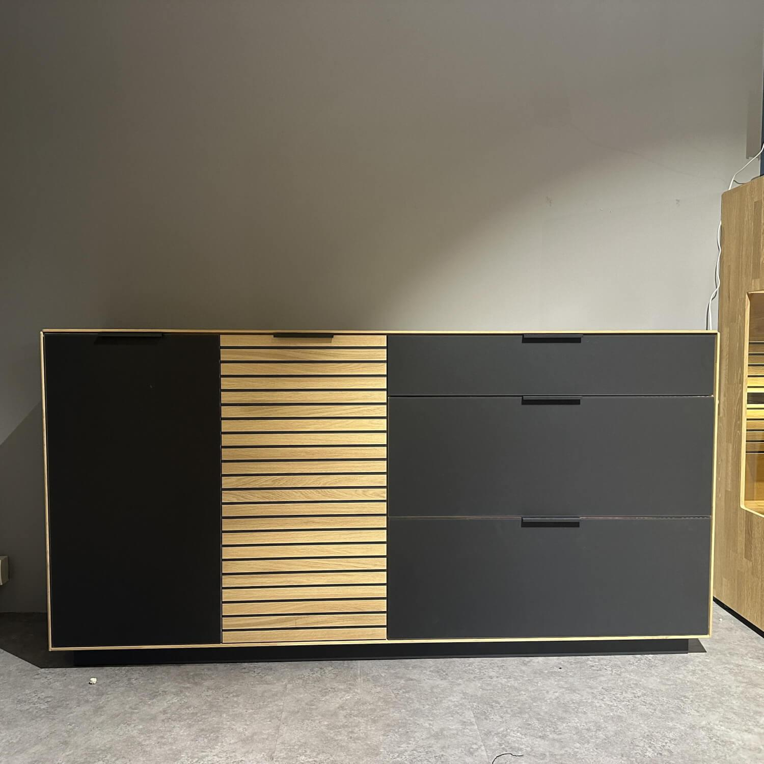 Wöstmann - Sideboard Solana Wildeiche Massiv Soft Gebürstet Front Mattglas Sockel Carbonfarbig Anthrazit - 5