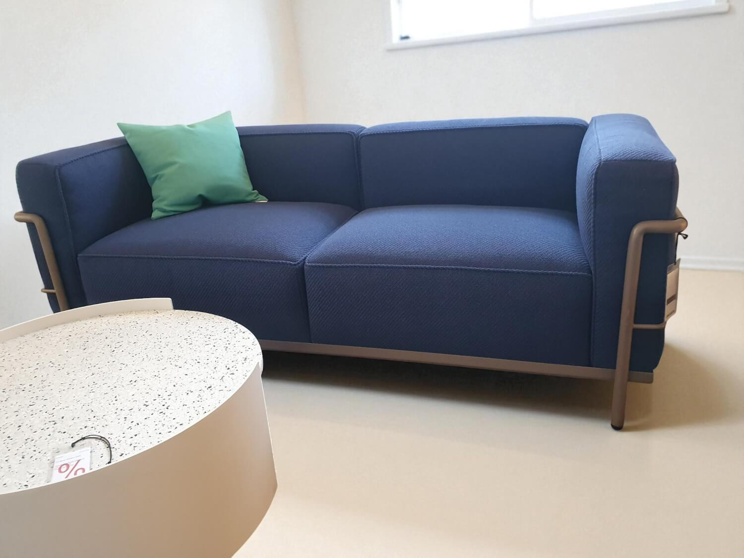 Cassina - Sofa Fauteuil Grand Comfort 2 Place Outdoor Stoff Kemi 13 L371 Blau Gestell Schlamm Geprägt - 3