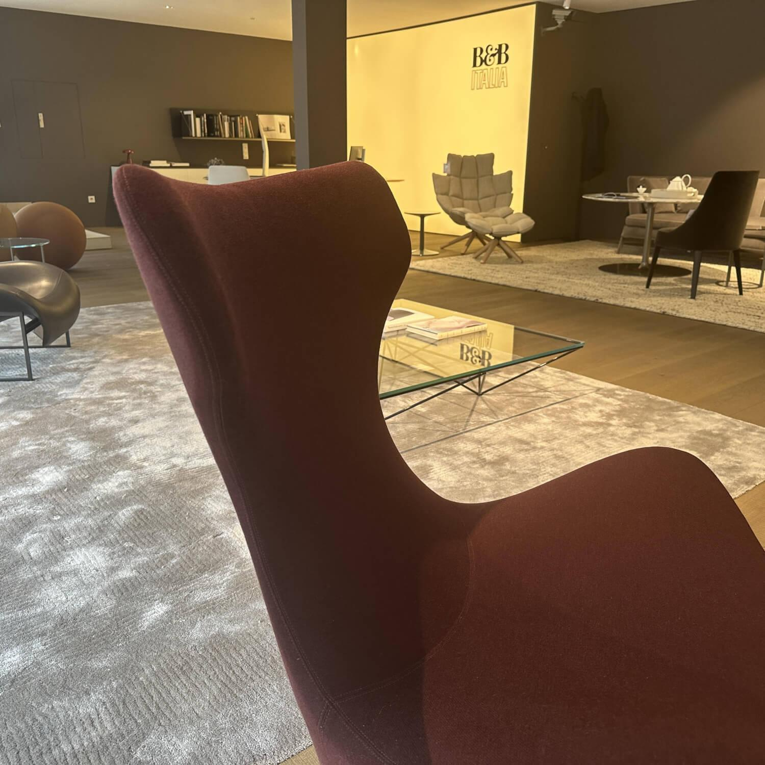 B&B Italia - Sessel Grande Papilio Stoff 2521790 Adria Vinaccia Rot Untergestell Metallisiert Grau Lackiert Mit Hocker - 2