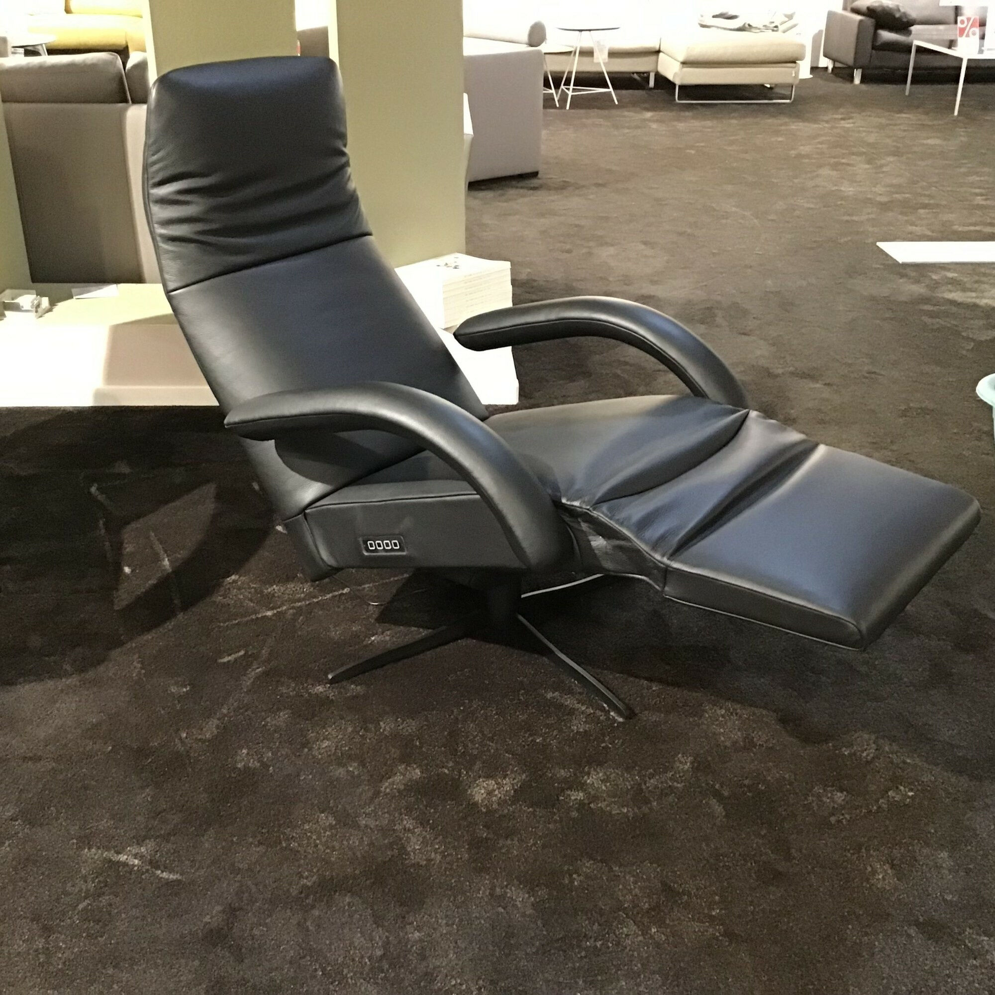 Jori - Relaxsessel Yoga 3391 Leder in Celia Nero Schwarz Metallgestell Lackiert Schwarz Mit Motorischer Armlehne Inklusive Verstellbarer Kopfstütze - 3