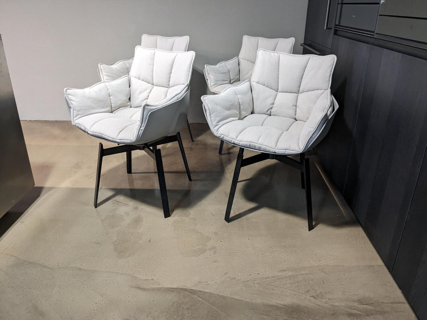 B&B Italia - 4er Set Stuhl Husk Bezug Stoff 2129102 Asolo Bastfarben Grau Sitzschale Polyurethanharz Gestell Aluminium Schwarz Lackiert Drehbar - 6
