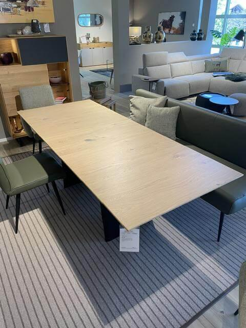 K+W - Essgruppe Vari Tisch Asteiche Furniert Bianco mit 4 Stühle Leder Bronco Zypresse Grün 1 Bank - 7